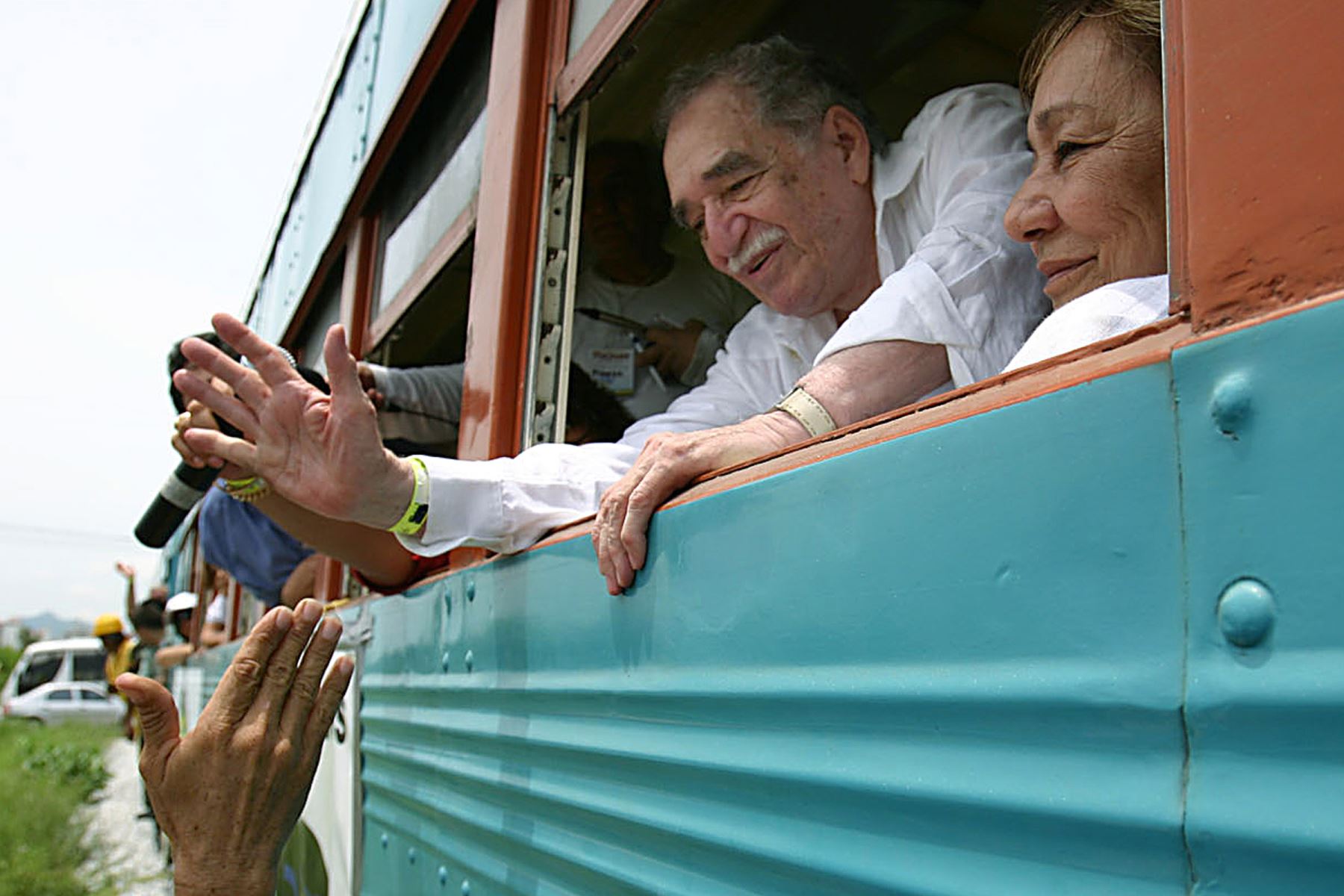 Gabriel García Márquez y su esposa Mercedes Barcha se asoman por la ventanilla del tren que toman para llegar a su ciudad natal, Aracataca, el 30 de mayo de 2007 en Santa Marta, Colombia. Foto: AFP