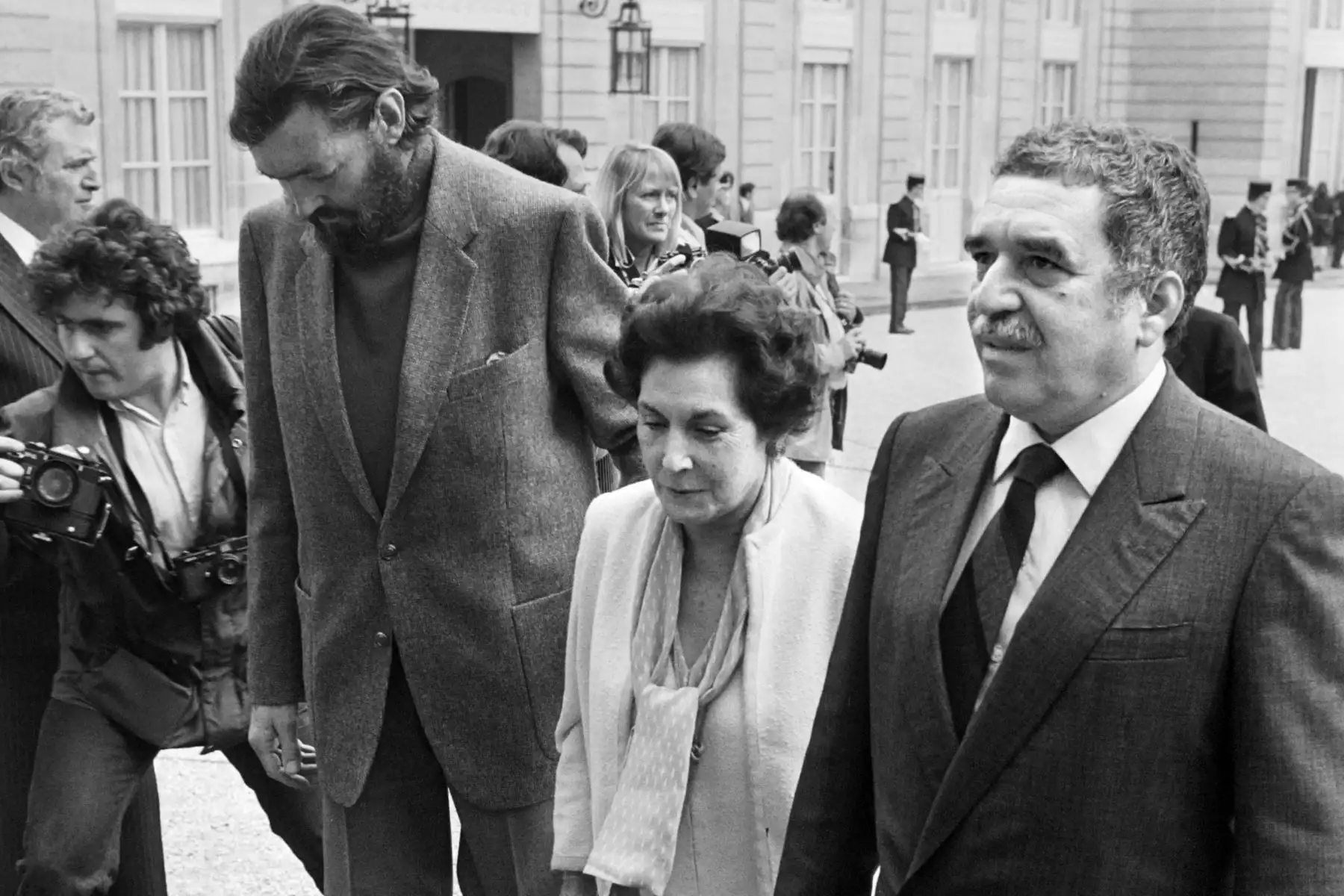 1,981 El escritor colombiano Gabriel García Márquez, Hortensia Bussi de Allende y el escritor argentino Julio Cortázar en Francia