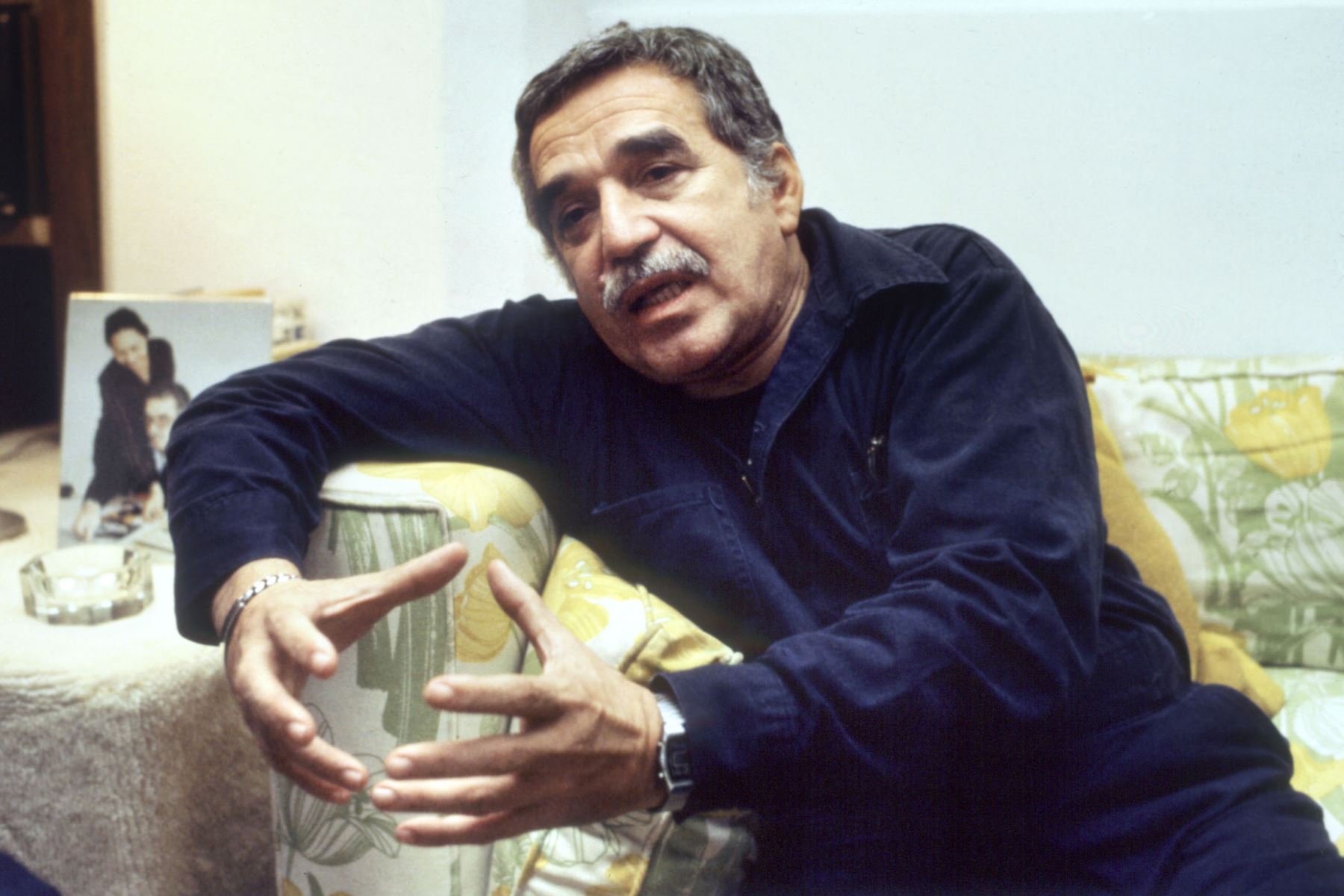 El escritor colombiano Gabriel García Márquez responde las preguntas de los periodistas después de haber sido anunciado como ganador del Premio Nobel de Literatura, el 25 de octubre de 1982. Foto: AFP