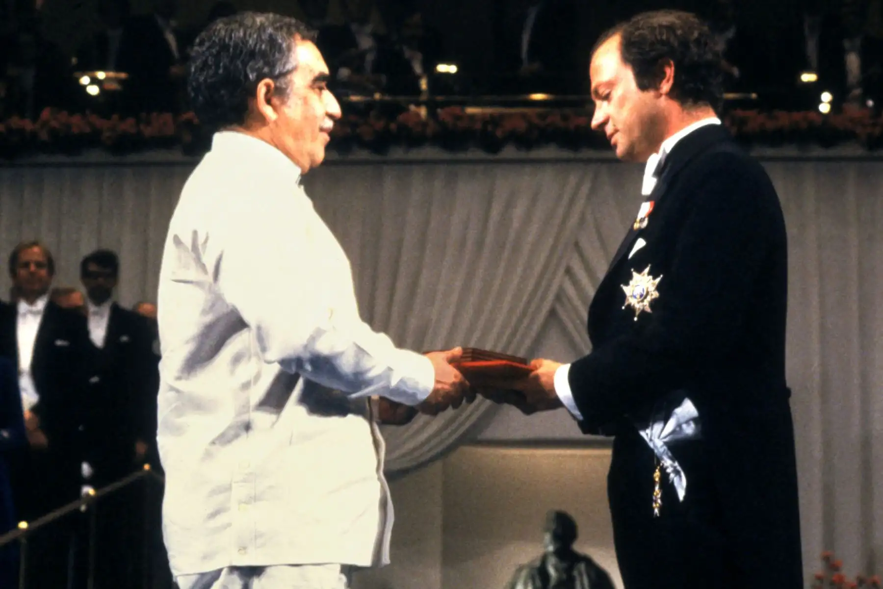 Gabriel García Márquez, recibe el Premio Nobel de Literatura de la mano del Rey Carl Gustav de Suecia el 10 de diciembre de 1982 en Estocolmo. Foto: AFP