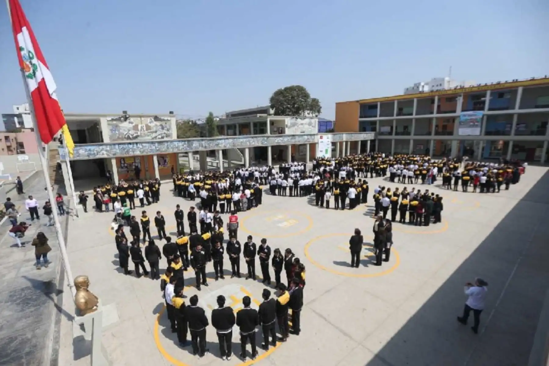 Más de 150,000 estudiantes y 7,000 docentes de colegios públicos y privados participan hoy del Primer Simulacro Nacional Escolar de Sismo en la provincia del Cusco, informó la Unidad de Gestión Educativa Local (Ugel). ANDINA/Difusión
