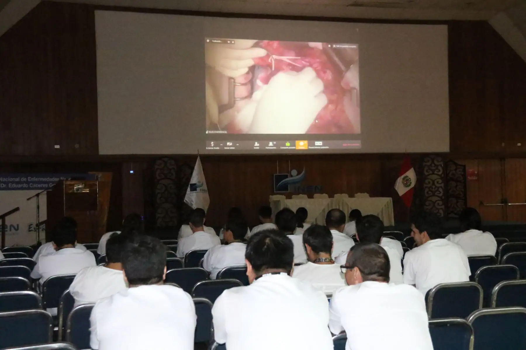Profesionales de la salud pudieron observar una cirugía transmitida en directo en el INEN: Foto: ANDINA/Difusión.