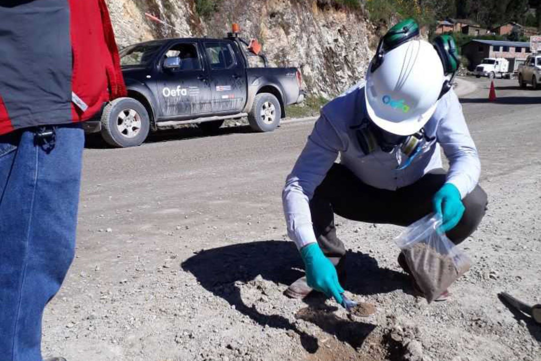 El Organismo de Evaluación y Fiscalización Ambiental (OEFA) realiza acciones de supervisión ante el derrame de sustancias químicas ocurrido en la carretera ubicada a la altura de la comunidad de Yuricancha, en el distrito de Mara, provincia de Cotabambas, departamento de Apurímac.