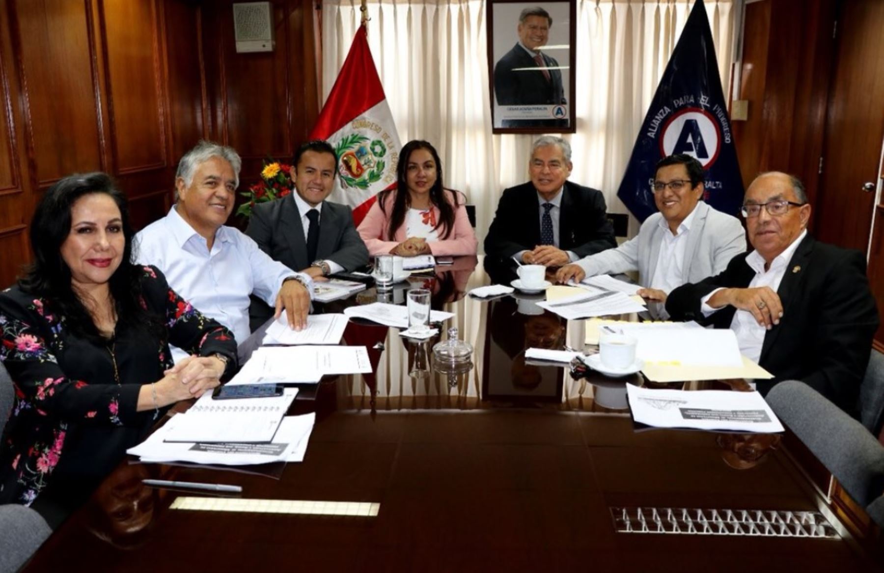 Bancada APP se reúnen con presidente del Consejo de Ministros, César Villanueva.