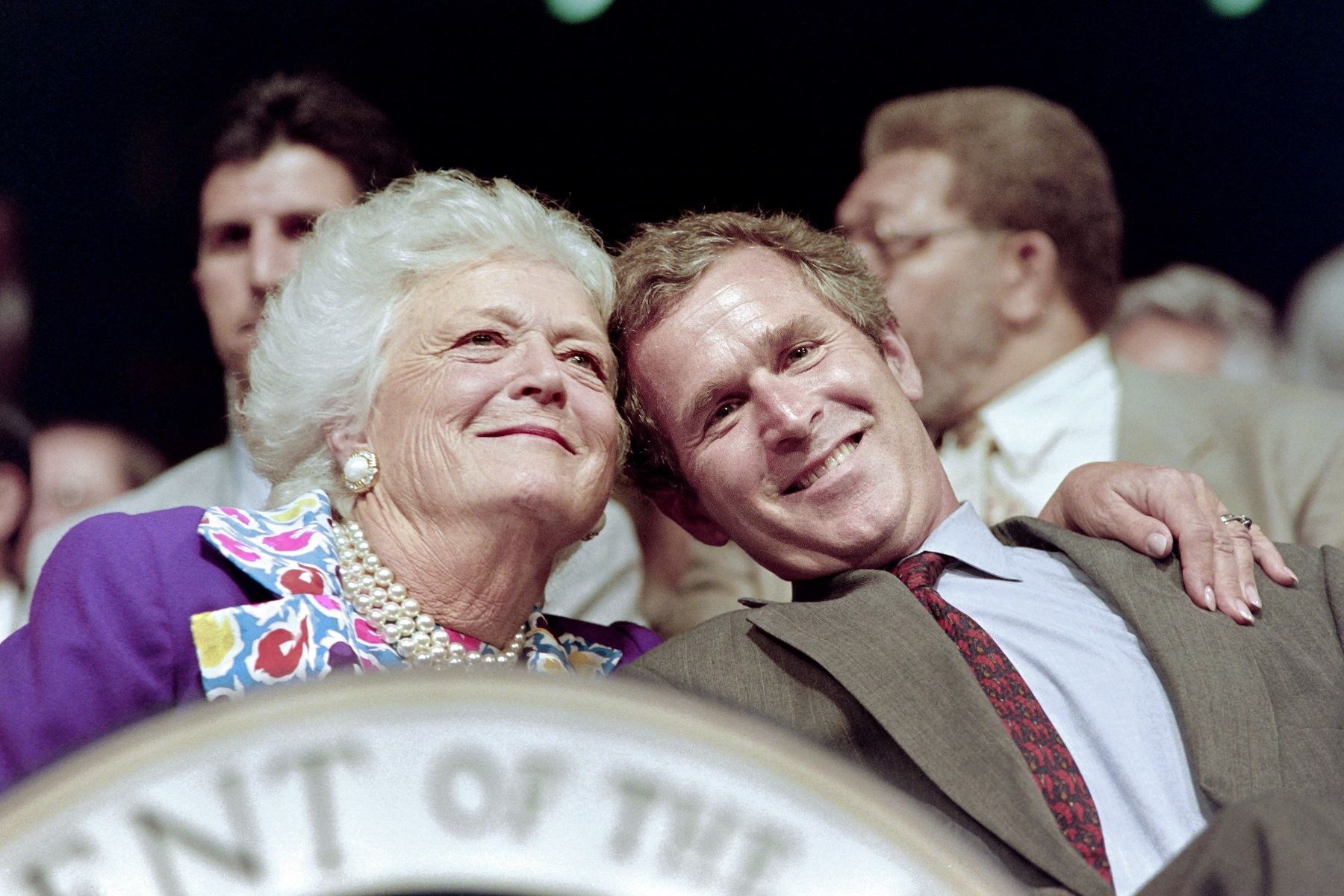 Barbara Bush y su hijo George W. Bush.