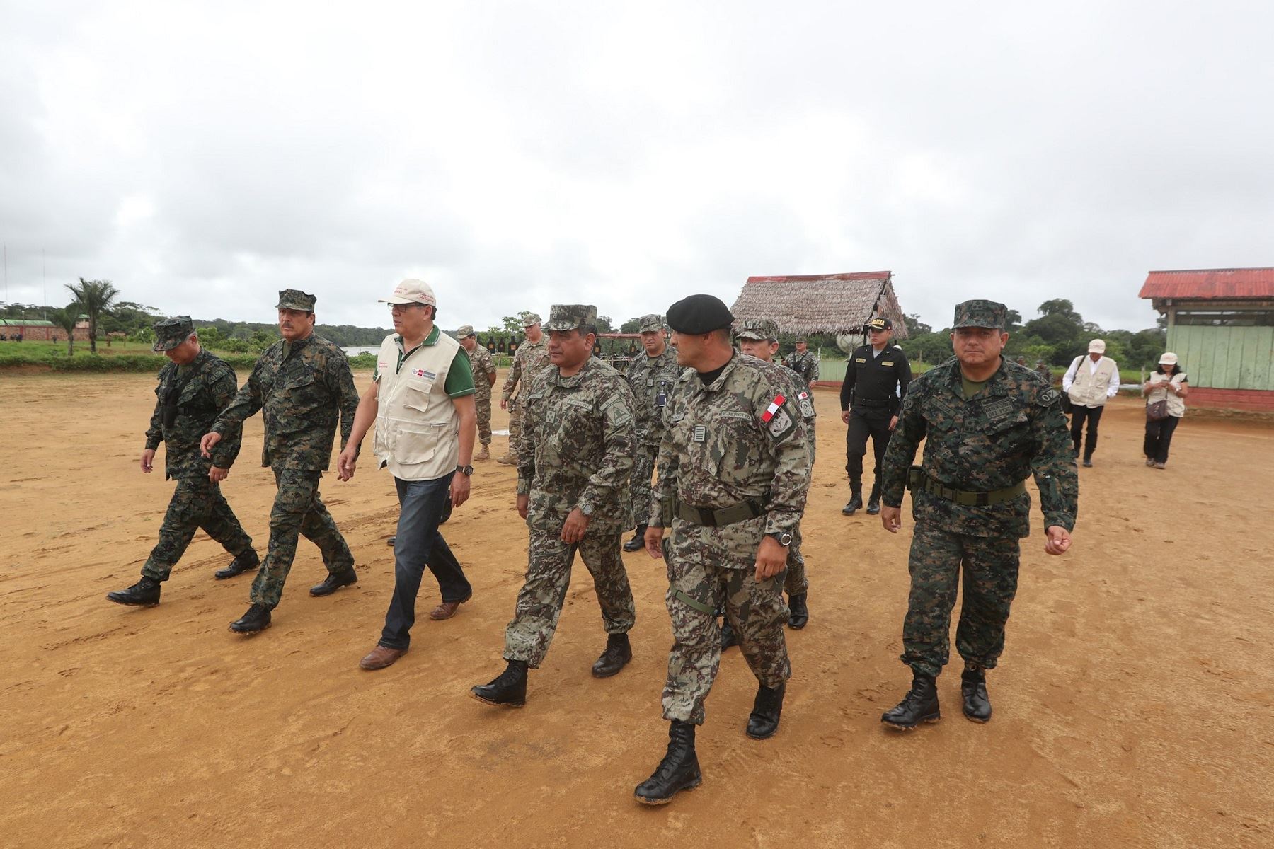 El ministro de Defensa, José Huerta Torres, visitó las instalaciones militares ubicadas en la localidad de El Estrecho, en la frontera con Colombia.