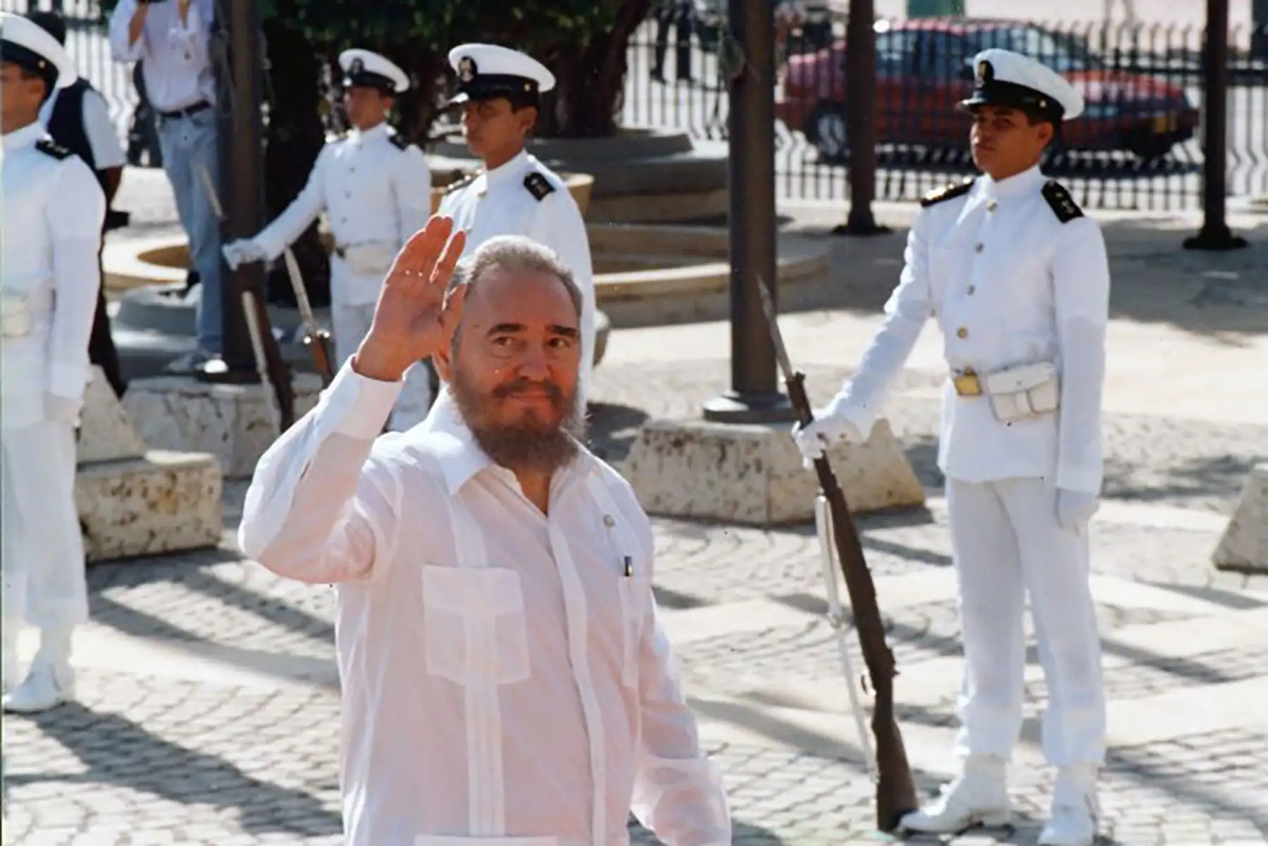 Varios países se atribuyen el origen de la guayabera, especialmente Cuba, donde se cree que se inventó a principios del siglo XVIII. Incluso, el Gobierno de la isla la declaró en el 2010 como prenda oficial para ceremonias diplomáticas y de Estado. En la foto, el fallecido presidente Fidel Castro luce una guayabera. (Foto: EFE)