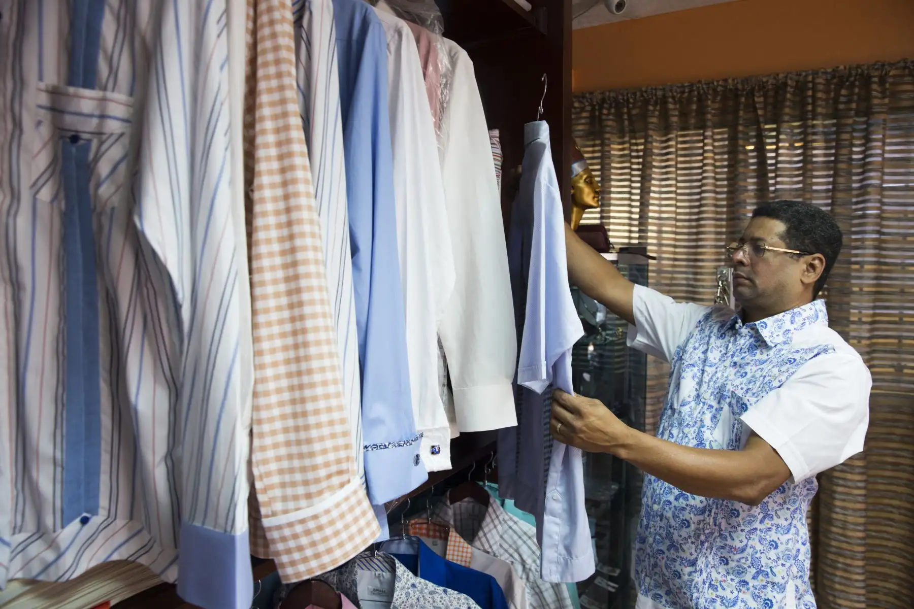 Convencidos de que la chacabana es criolla, la Asociación de Artesanos de Chacabanas de la República Dominicana (Achadom) se han propuesto promoverla hasta lograr convertirla en la pieza distintiva, la vestimenta oficial de la República Dominicana, en una Marca-País. (Foto: EFE)