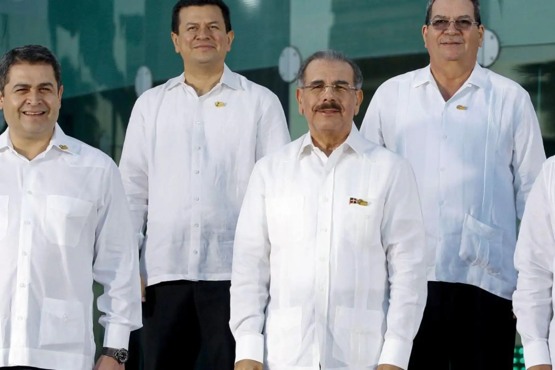 El presidente dominicano, Danilo Medina (en el centro), y algunos de sus funcionarios suelen asistir con guayaberas a algunos actos, especialmente a presentaciones o inauguraciones de hoteles. (Foto: EFE)