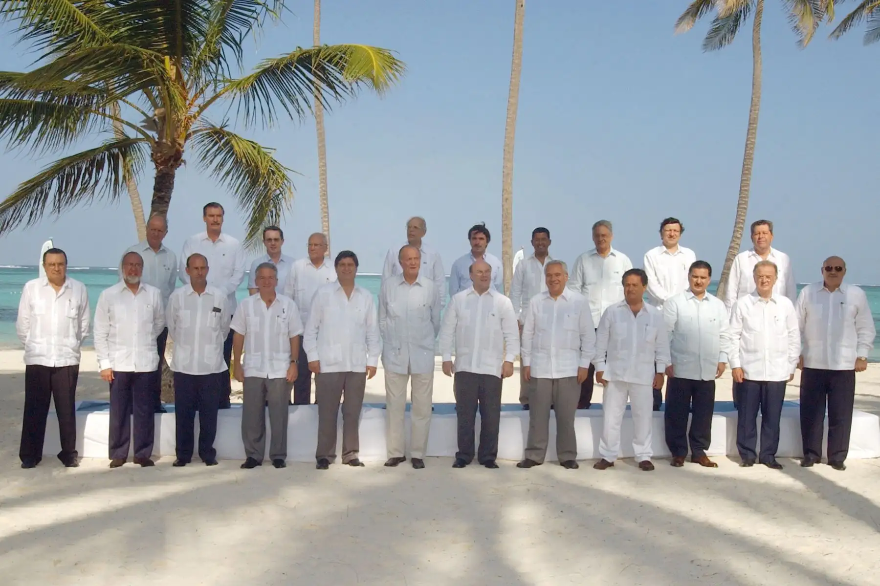 En el 2002, el entonces presidente de República Dominicana, Hipólito Mejía, un asiduo de estas piezas, obsequió dos guayaberas a sus colegas asistentes a la XII Cumbre Iberoamericana celebrada en Punta Cana (este), incluido el Rey de España Juan Carlos, al considerarla adecuada para el ambiente caluroso de esta zona. (Tomado de: https://www.segib.org)