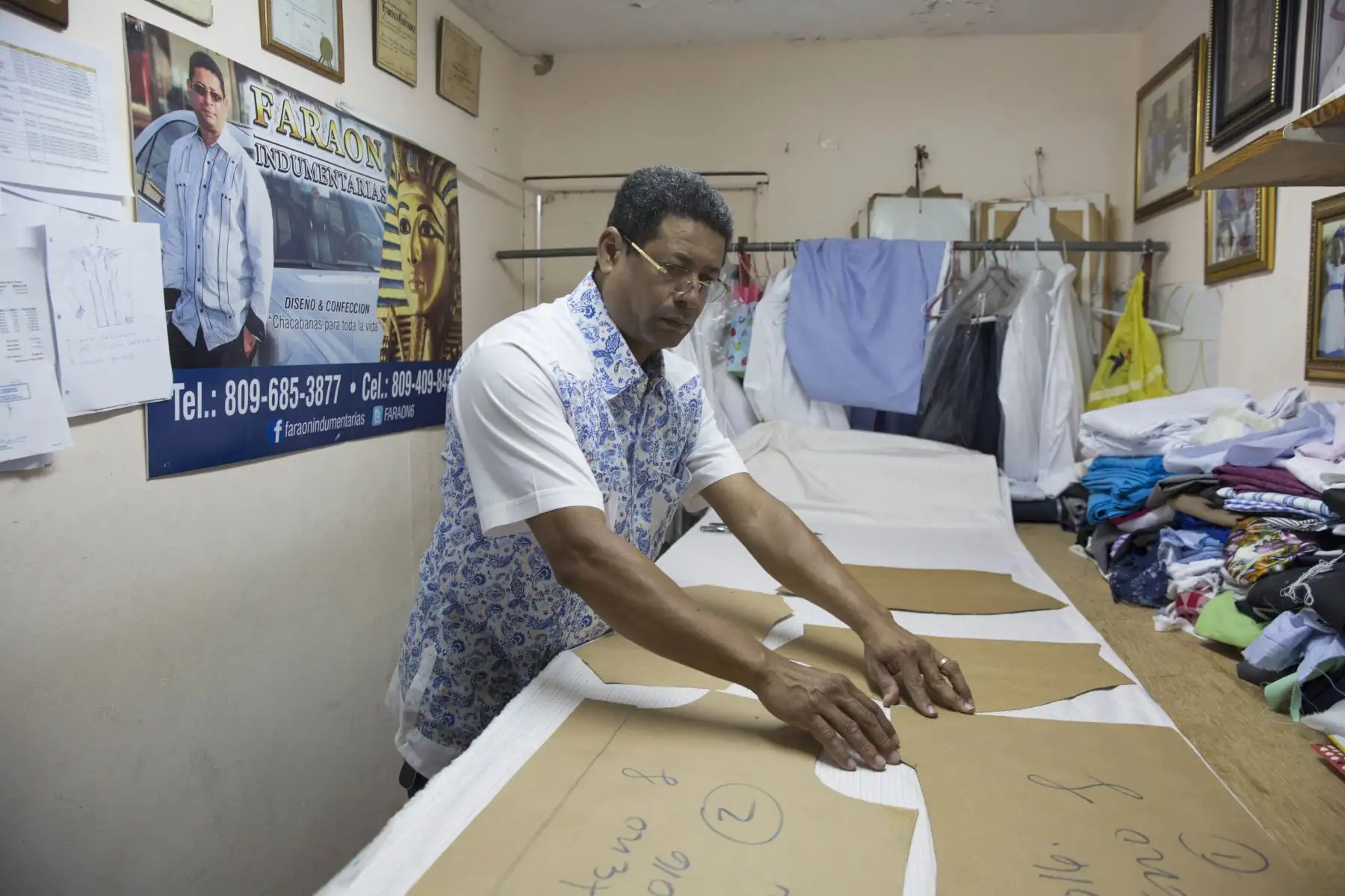 Entre los principales diseñadores de guayaberas en el país figuran Hipólito Peña (en la foto), quien confeccionará las de los mandatarios en la Cumbre de Punta Cana, así como Arcadio Díaz, Juan de Dios, Toni Boga y el propio Francisco Rodríguez, conocido como 
