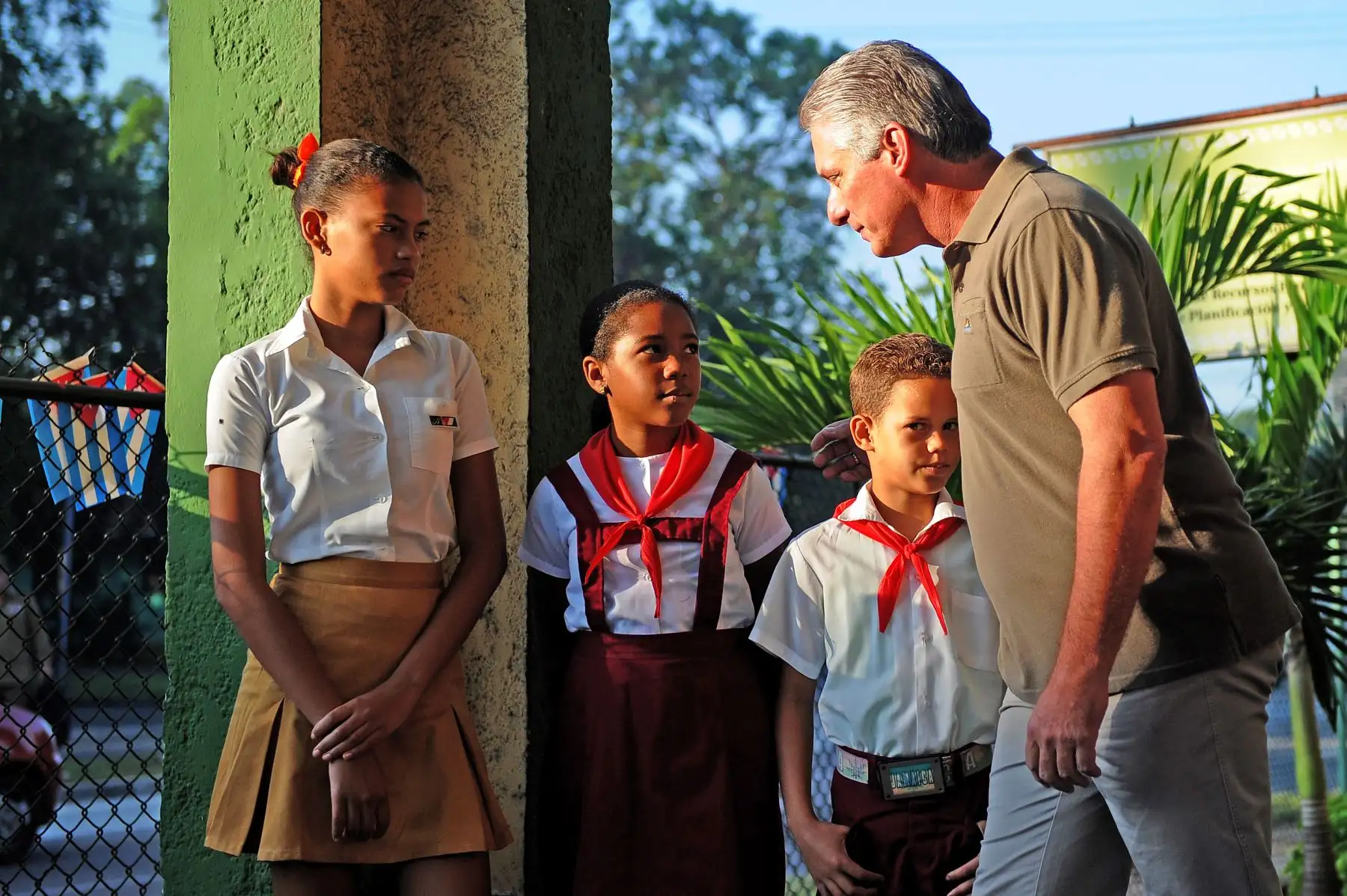 El primer vicepresidente cubano, Miguel Díaz-Canel (R), llega a una mesa electoral en el barrio Playa de La Habana para emitir su voto durante las elecciones municipales, el 26 de noviembre de 2017. Foto: AFP