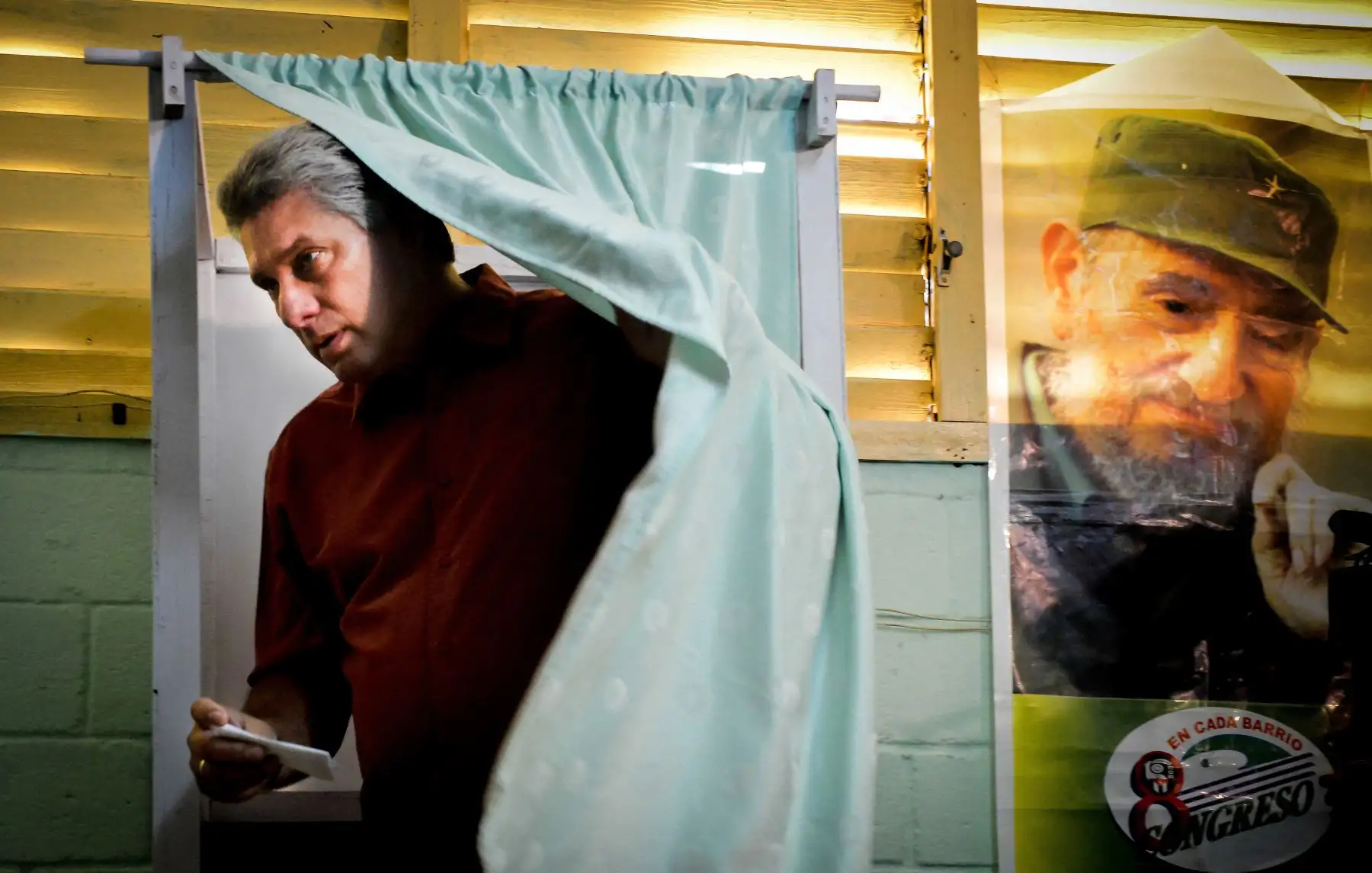 El primer vicepresidente cubano Miguel Díaz-Canel se prepara para emitir su voto en un colegio electoral en el barrio Nautico de La Habana, el 19 de abril de 2015. Foto: AFP