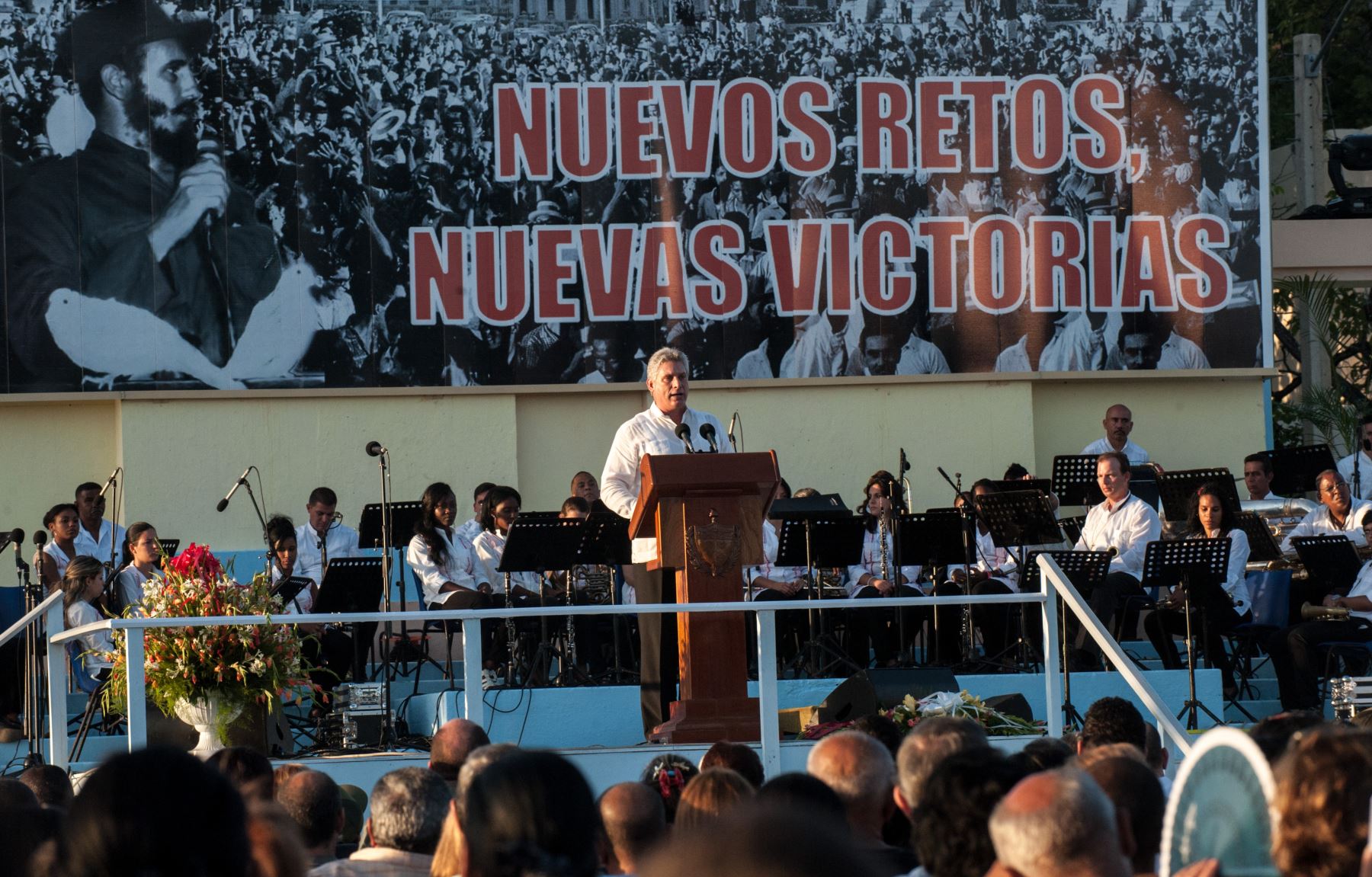 El Primer Vicepresidente de los Consejos de Estado y Ministros de Cuba, Miguel Díaz Canel Bermúdez, pronuncia un discurso durante la celebración del 55 aniversario de la entrada de Fidel Castro en la capital, el 10 de enero de 2013 en La Habana. Foto: AFP