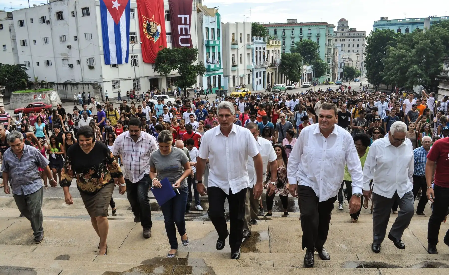 El primer vicepresidente cubano Miguel Díaz Canel y el rector de la Universidad de La Habana Gustavo Cobreiro participan en la reunión oficial para inaugurar el año académico 2013-2014, en La Habana. Foto: AFP