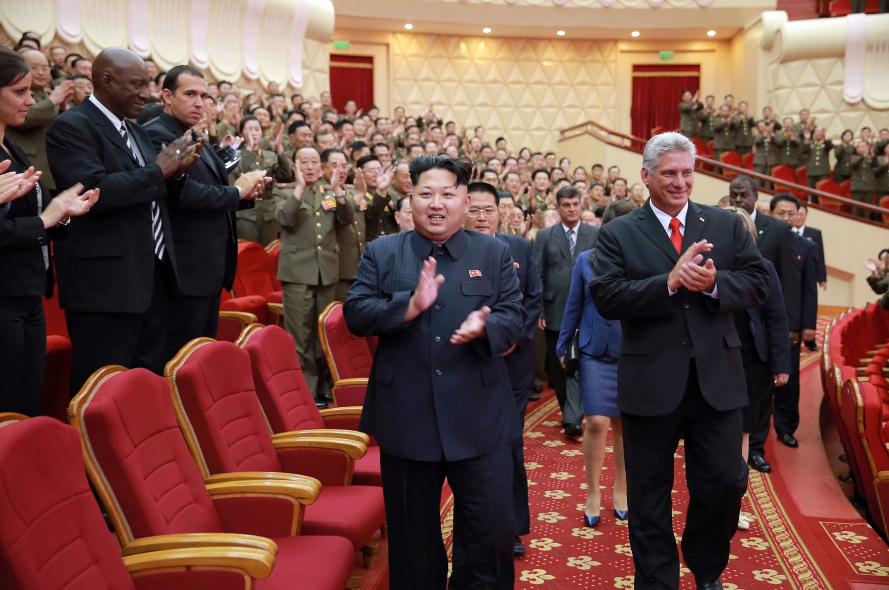 Esta foto tomada por la Agencia Central de Noticias de Corea del Norte (KCNA) el 7 de septiembre de 2015 muestra al líder norcoreano Kim Jong-Un y al primer vicepresidente de Cuba Miguel Díaz-Canel Bermúdez. Foto: AFP