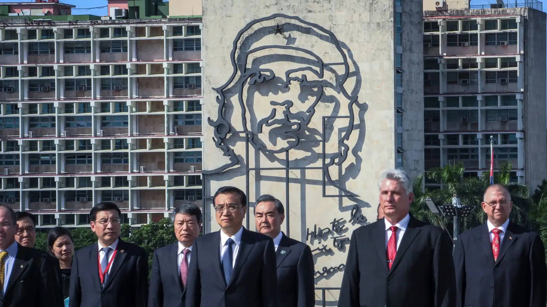 El primer ministro chino, Li Keqiang junto al primer vicepresidente cubano, Miguel Díaz Canel  asisten a una ceremonia en el monumento José Martí en la Plaza de la Revolución de La Habana, el 24 de septiembre de 2016. Foto: AFP