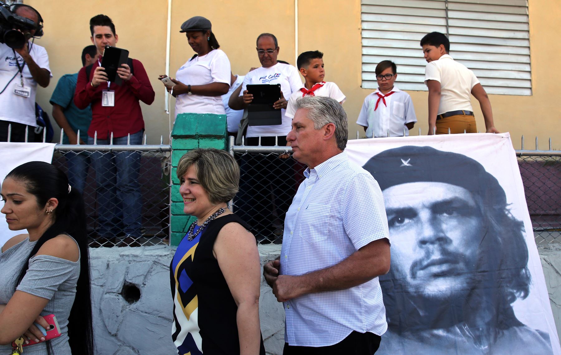 El primer vicepresidente cubano Miguel Díaz-Canel y su esposa Lis Cuesta se paran junto a la imagen del líder revolucionario Ernesto 