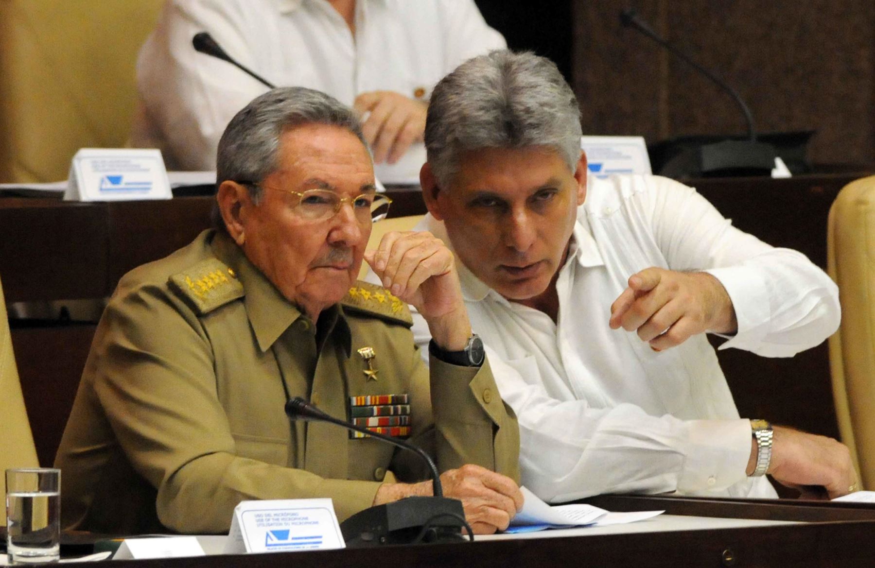 Presidente cubano Raúl Castro Ruz y el vicepresidente cubano Miguel Díaz-Canel hablando durante el comienzo de la primera sesión anual de la Asamblea Nacional en el Palacio de Convenciones, el 6 de julio de 2013 en La Habana. Foto: AFP