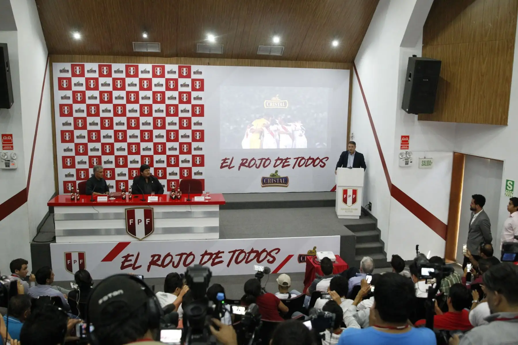 El Presidente de la Federación Peruana de Deportes presenta ls nueva camiseta de la Selección Peruana El Rojo de Todos.  Foto: ANDINA/Dante Zegarra
