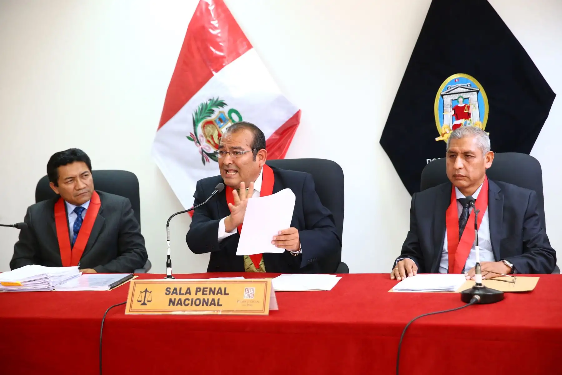 Los jueces del Colegiado A de la Sala Penal Nacional explican  los alcances de la medida de comparecencia restringida con arresto domiciliario e impedimento de salida del país impuesta a los procesados Osmán Morote Barrionuevo y Margot Liendo Gil. Foto: ANDINA/Melina Mejía
