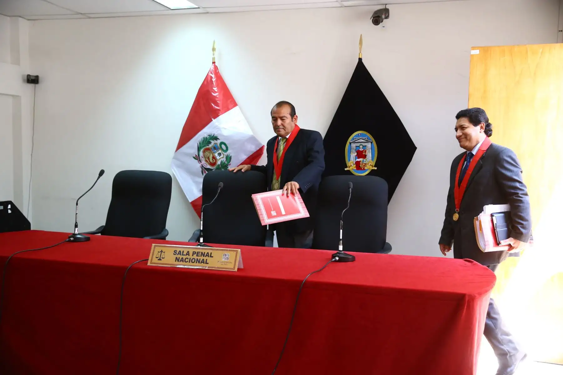 Los jueces del Colegiado A de la Sala Penal Nacional explican  los alcances de la medida de comparecencia restringida con arresto domiciliario e impedimento de salida del país impuesta a los procesados Osmán Morote Barrionuevo y Margot Liendo Gil. Foto: ANDINA/Melina Mejía