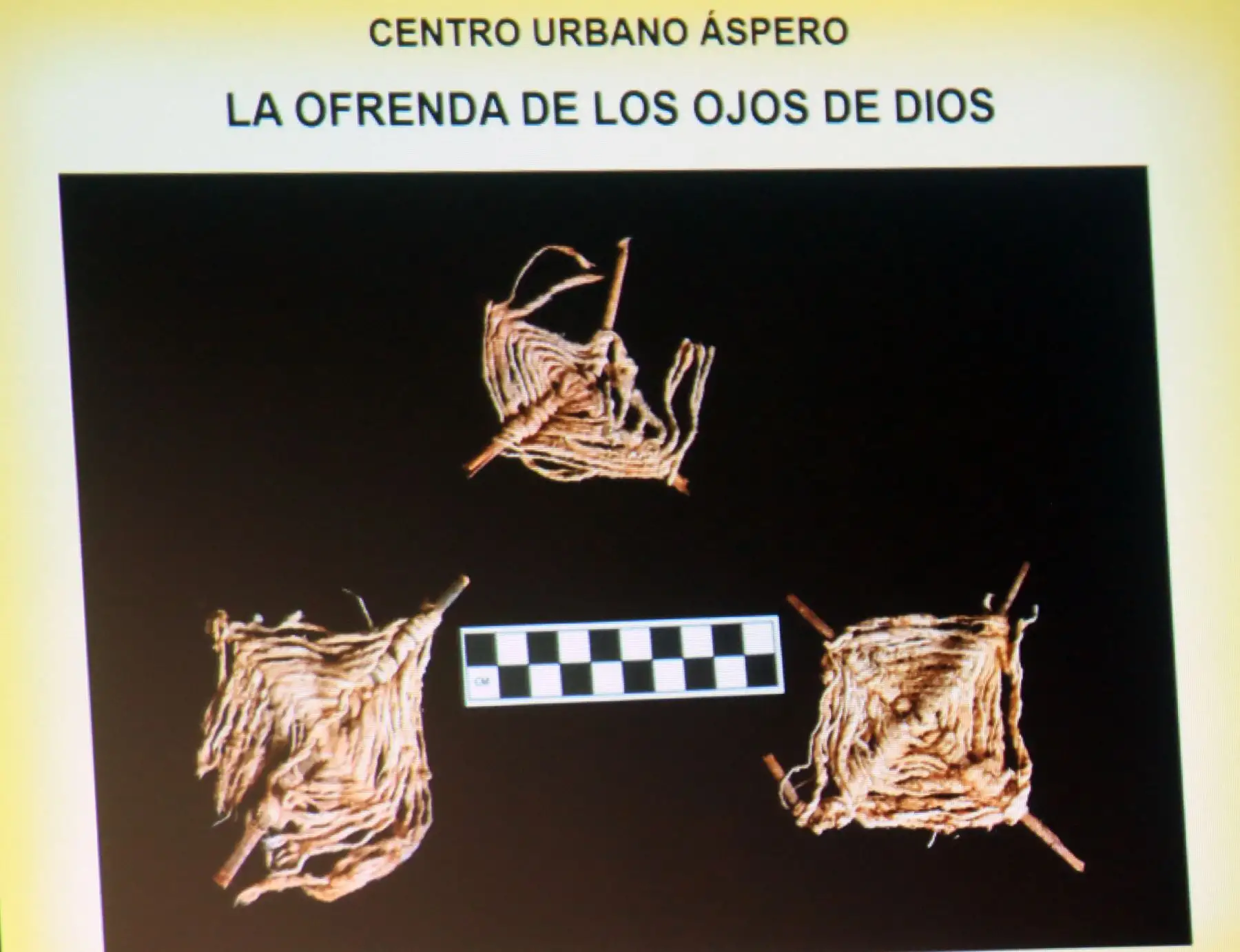 "Los Ojos de Dios"  lo  conforman  dos ramitas, generalmente de sauce o carricillo en forma de cruz, que servían como estructura de soporte de un tejido con hilos de algodón, de diferentes colores, que plasmaban un diseño romboidal concéntrico. ANDINA/Norman Córdova