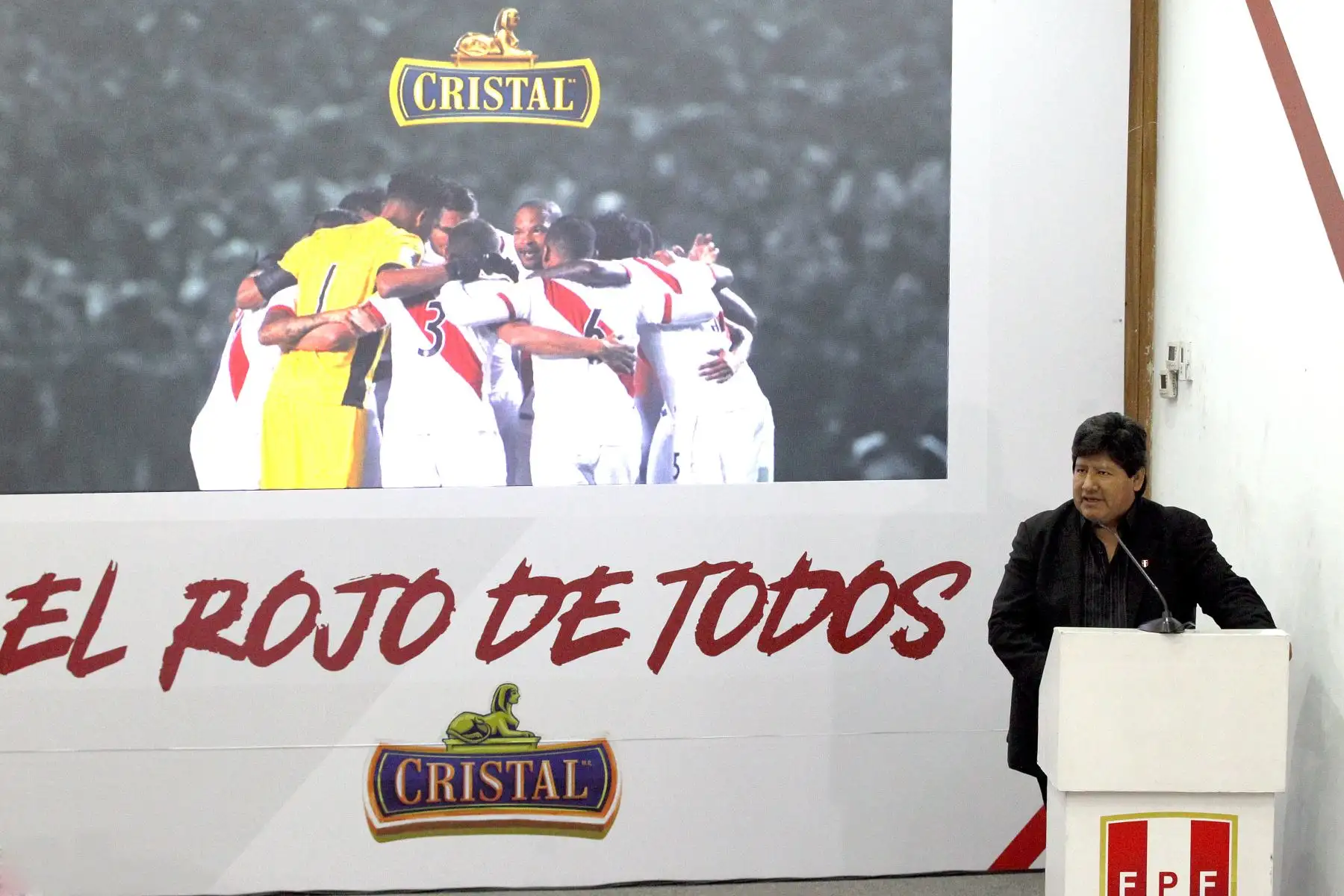 El Presidente de la Federación Peruana de Fútbol Edwin Oviedo, presenta la nueva camiseta de la Selección Peruana "El Rojo de Todos".  Foto: ANDINA/Dante Zegarra