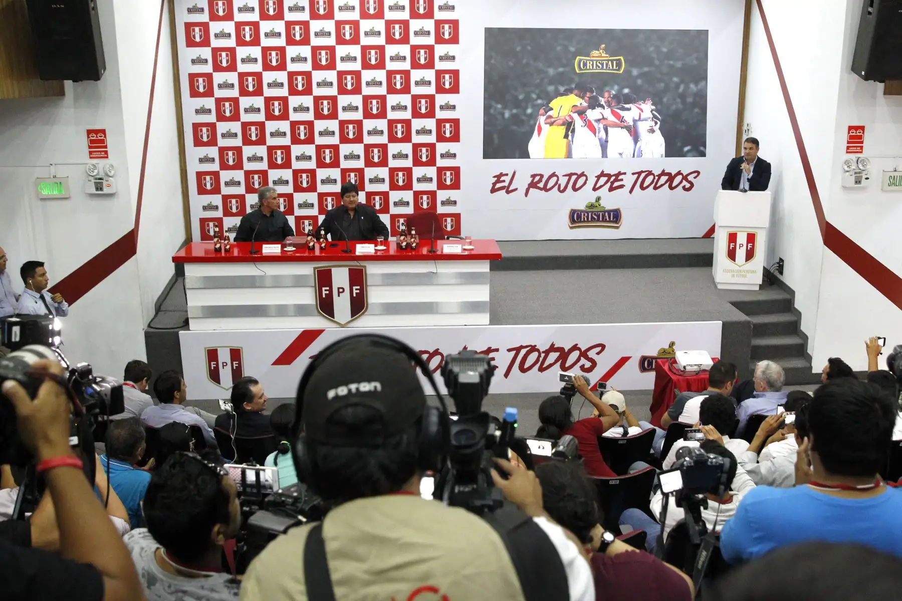 El Presidente de la Federación Peruana de Fútbol Edwin Oviedo, presenta la nueva camiseta de la Selección Peruana "El Rojo de Todos".  Foto: ANDINA/Dante Zegarra