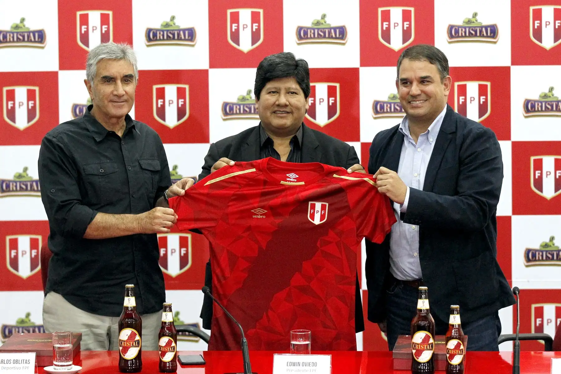 El Presidente de la Federación Peruana de Fútbol Edwin Oviedo, presenta la nueva camiseta de la Selección Peruana "El Rojo de Todos".  Foto: ANDINA/Dante Zegarra
