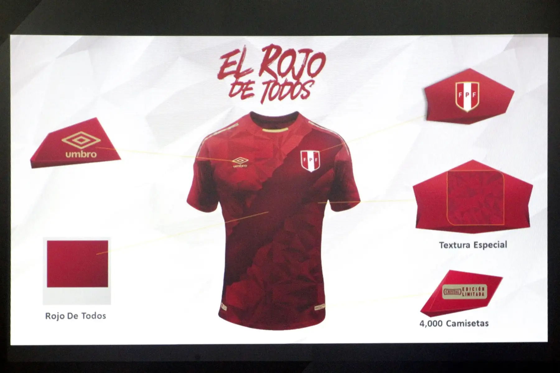 El Presidente de la Federación Peruana de Fútbol Edwin Oviedo, presenta la nueva camiseta de la Selección Peruana "El Rojo de Todos".  Foto: ANDINA/Dante Zegarra