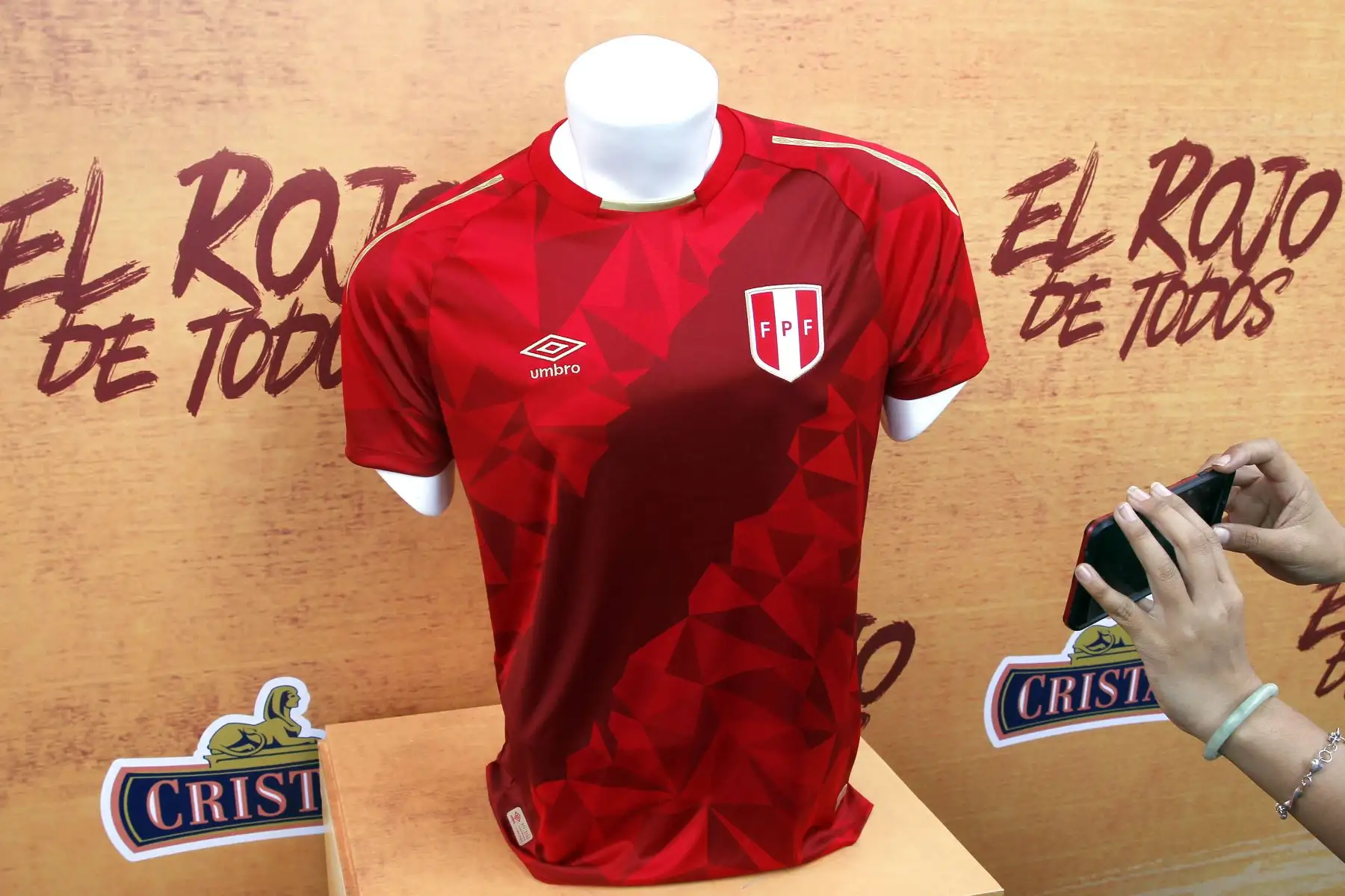 El Presidente de la Federación Peruana de Fútbol Edwin Oviedo, presenta la nueva camiseta de la Selección Peruana "El Rojo de Todos".  Foto: ANDINA/Dante Zegarra