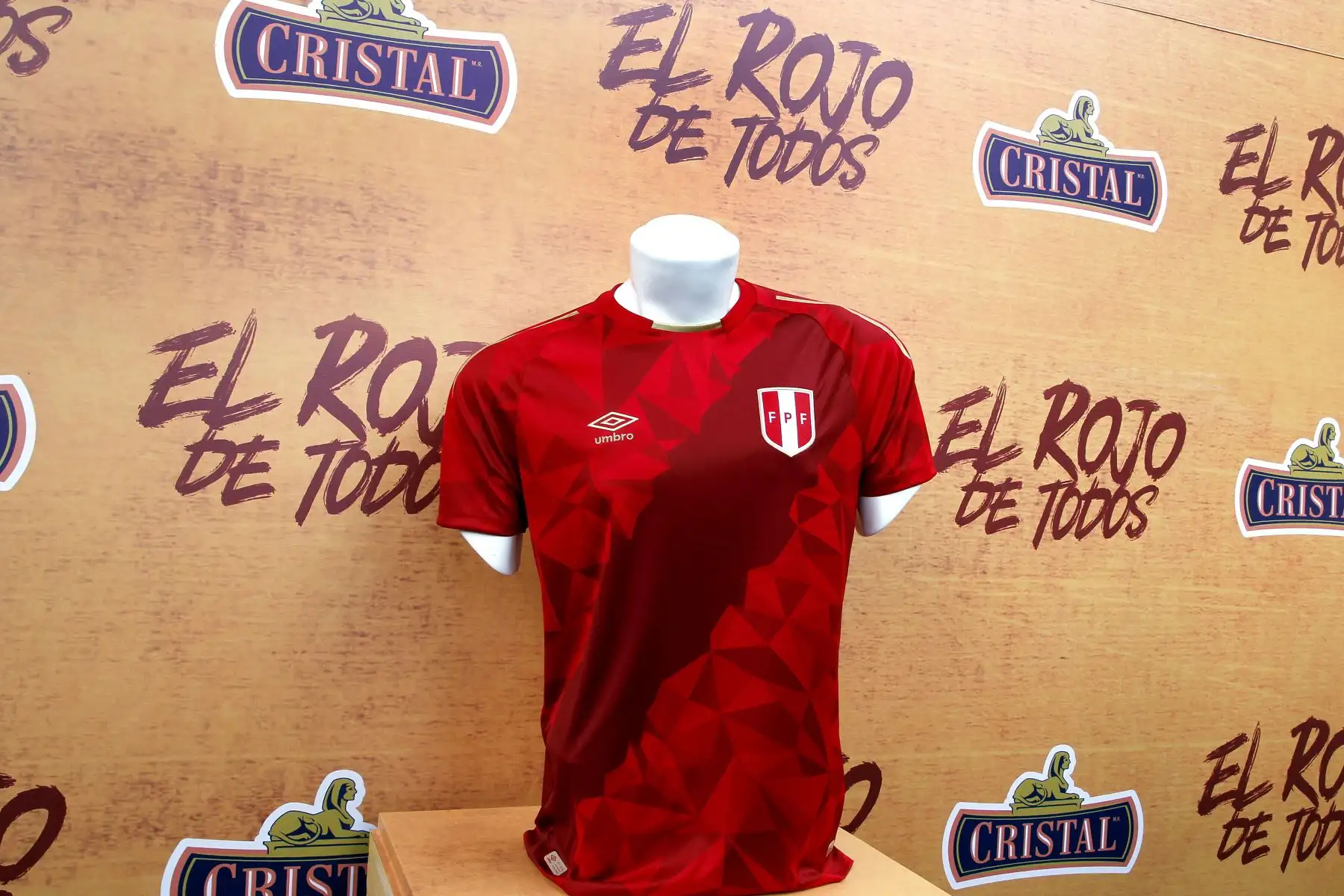 El Presidente de la Federación Peruana de Fútbol Edwin Oviedo, presenta la nueva camiseta de la Selección Peruana "El Rojo de Todos".  Foto: ANDINA/Dante Zegarra