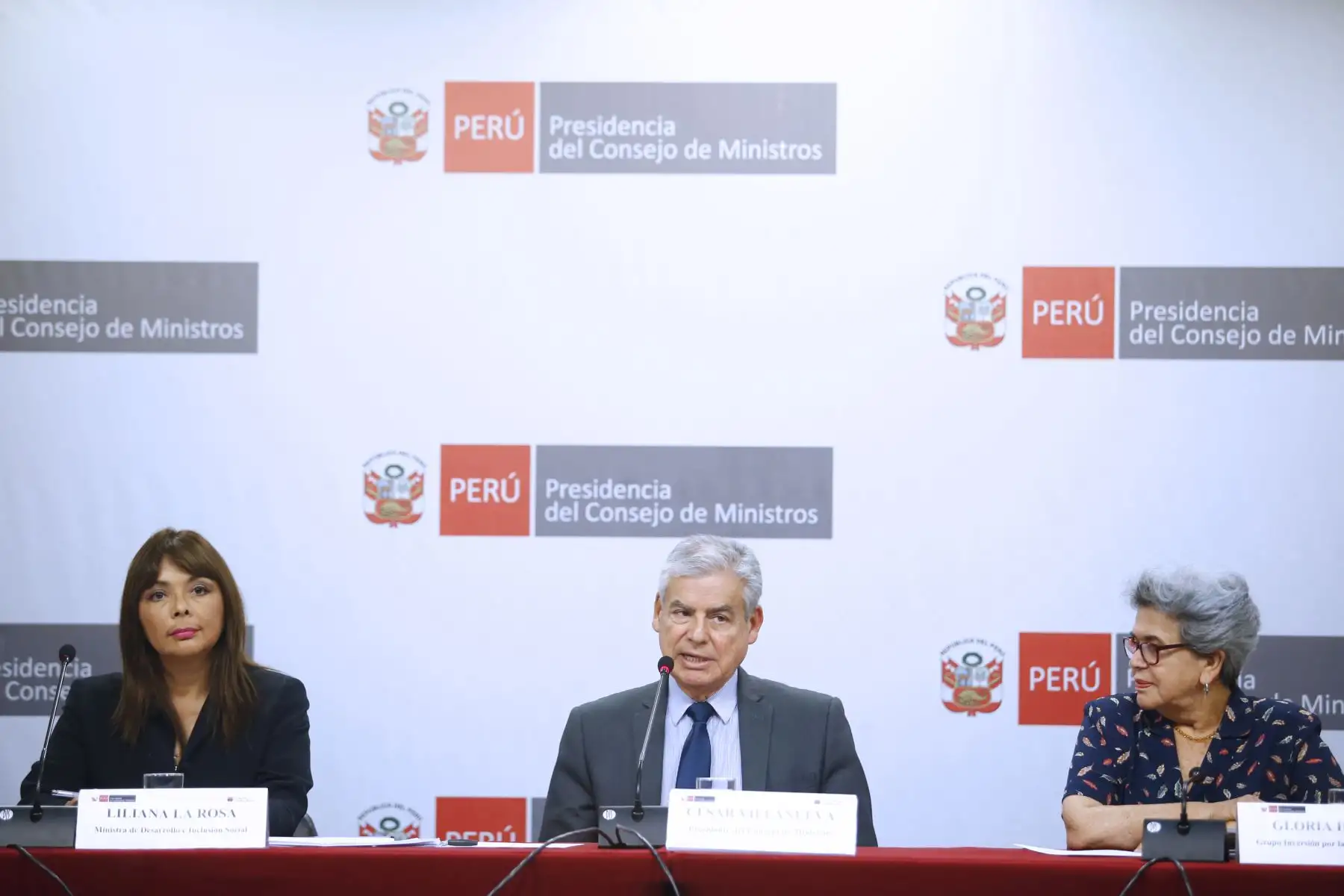 Jefe del Gabinete, César Villanueva; junto a la ministra de Desarrollo e Inclusión Social, Liliana La Rosa, y Gloria Helfer, del grupo Inversión por la Primera Infancia, ofrecen conferencia de prensa tras el Consejo de Ministros. Foto: ANDINA/Melina Mejía.