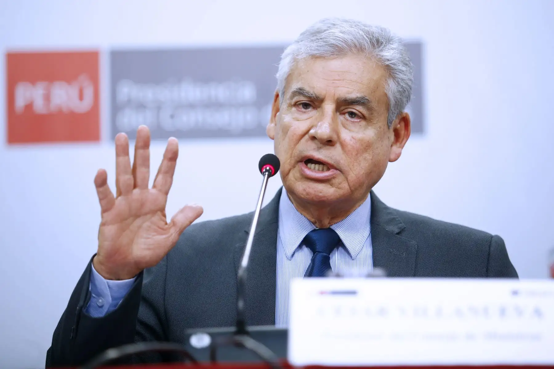 Jefe del Gabinete, César Villanueva; junto a la ministra de Desarrollo e Inclusión Social, Liliana La Rosa, y Gloria Helfer, del grupo Inversión por la Primera Infancia, ofrecen conferencia de prensa tras el Consejo de Ministros. Foto: ANDINA/Melina Mejía.