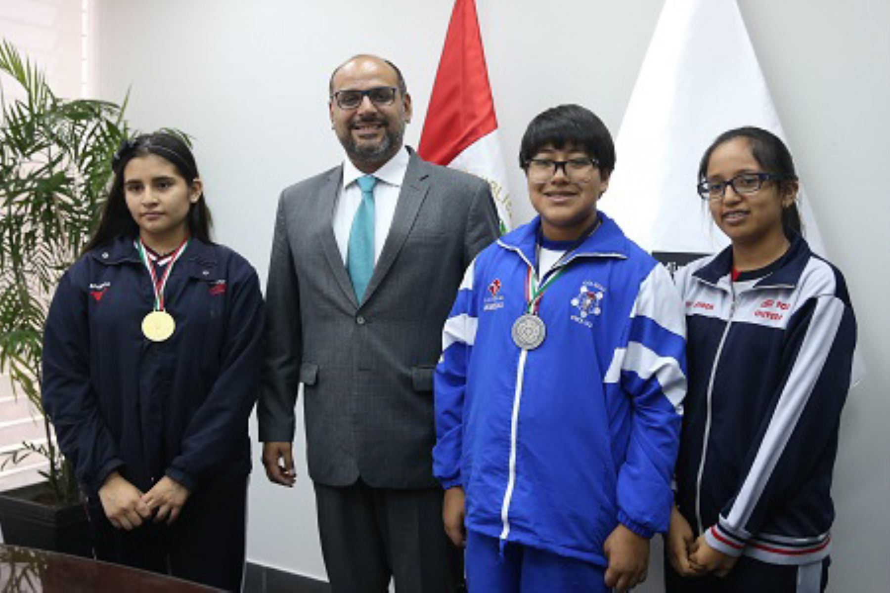 Ministro de Educación saludó a escolares ganadoras en Olimpiada Femenina de Matemática. Foto: Andina/difusión