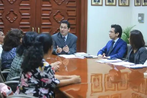 Ministro de Justicia, Salvador Heresi, recibió a víctimas del periodo de violencia en el país. Foto: Difusión.