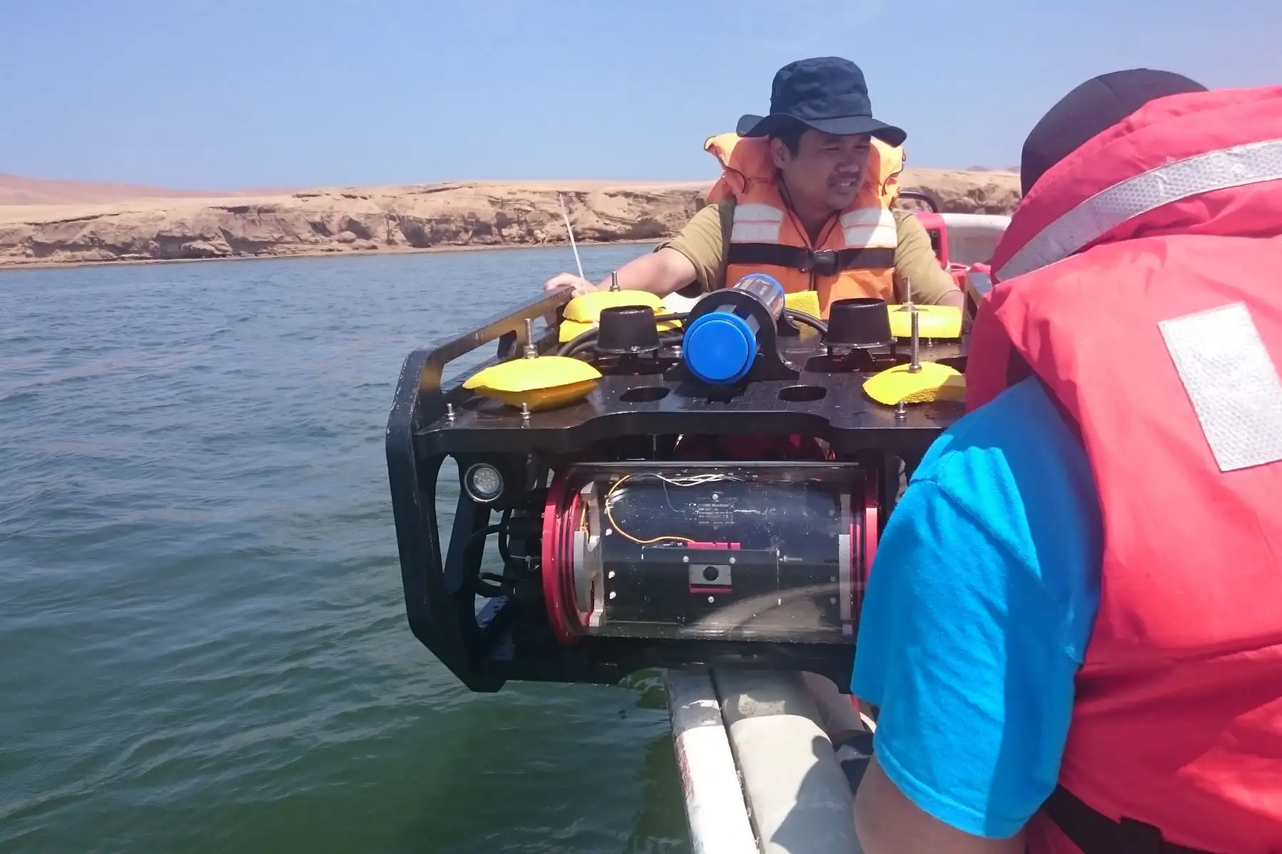 Los robots  submarinos ya fueron probados por profesionales del Instituto del Mar del Perú (Imarpe) y del Sernamp en los mares de Ica.  (Foto:PUCP)