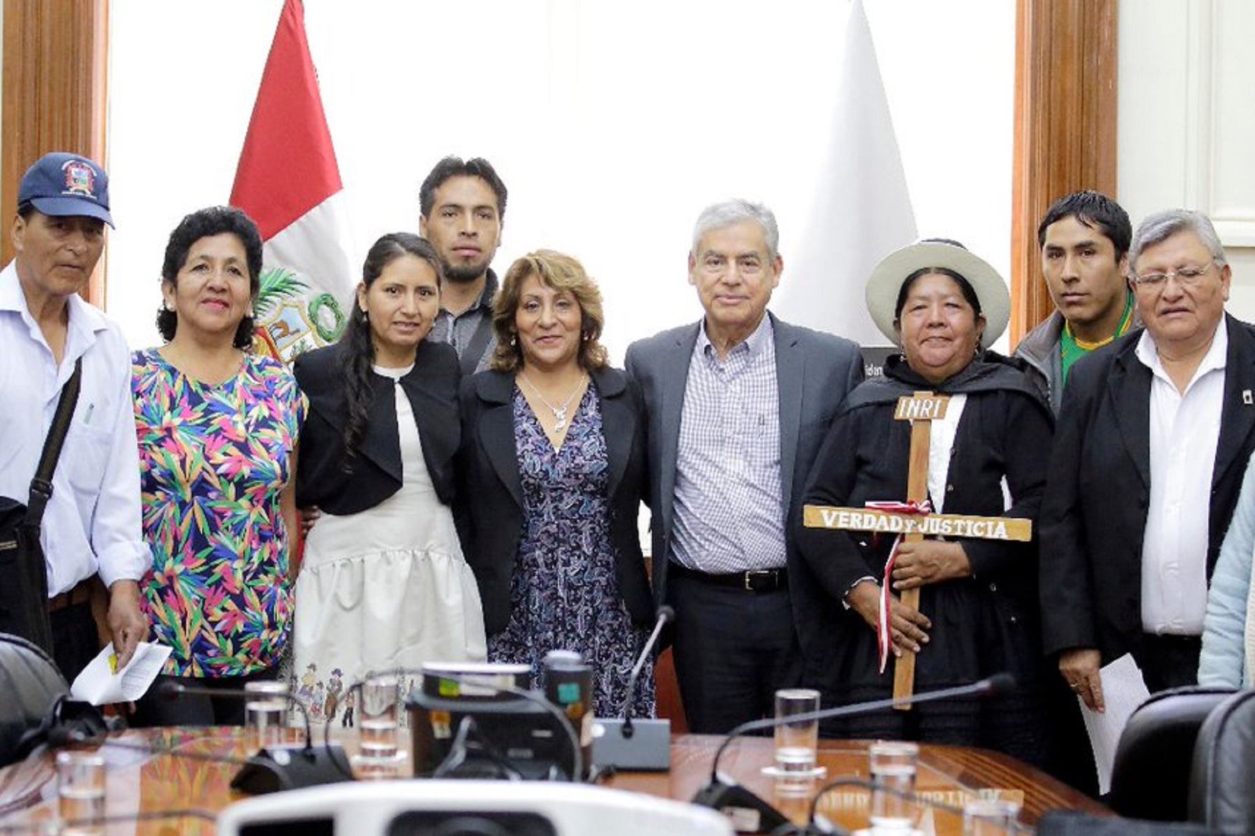 Presidente del Consejo de Ministros, César Villanueva, junto familiares de afectados por violencia terrorista. Foto: PCM.