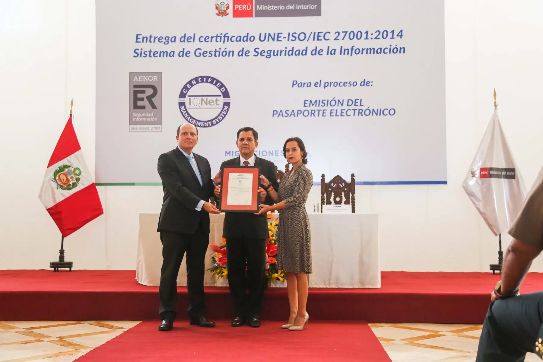 El ministro del Interior, Mauro Medina, recibió la Certificación de la Norma ISO 27001:2014 para el Sistema de Gestión de Seguridad de la Información otorgada a Migraciones. Foto: Migraciones.