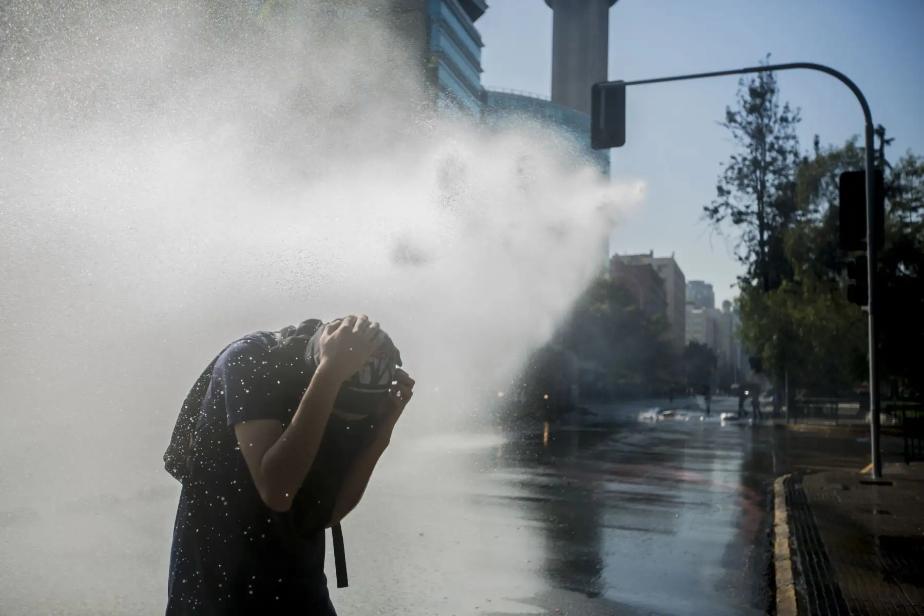 La policía antidisturbios utiliza cañones de agua para dispersar a los estudiantes que protestan contra la lentitud en el progreso de la reforma educativa chilena, en Santiago.  Foto: AFP