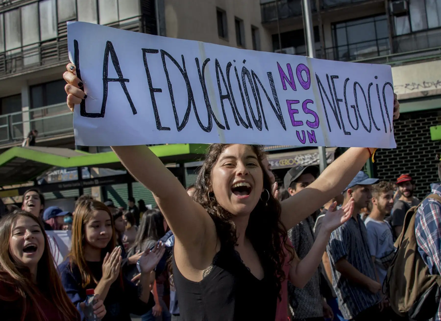 Una estudiante sostiene una pancarta que dice "La educación no es un negocio", durante la protesta contra la lentitud en el progreso de la reforma educativa chilena, en Santiago de Chile. AFP