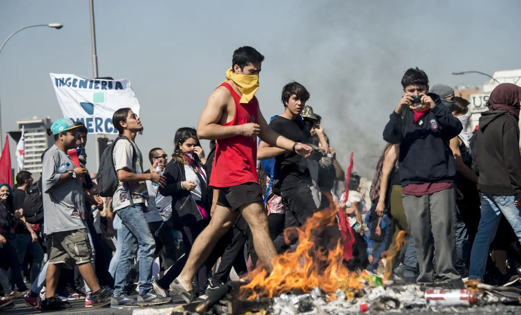 Los estudiantes se manifiestan contra la lentitud en el progreso de la reforma educativa chilena, en Santiago. AFP