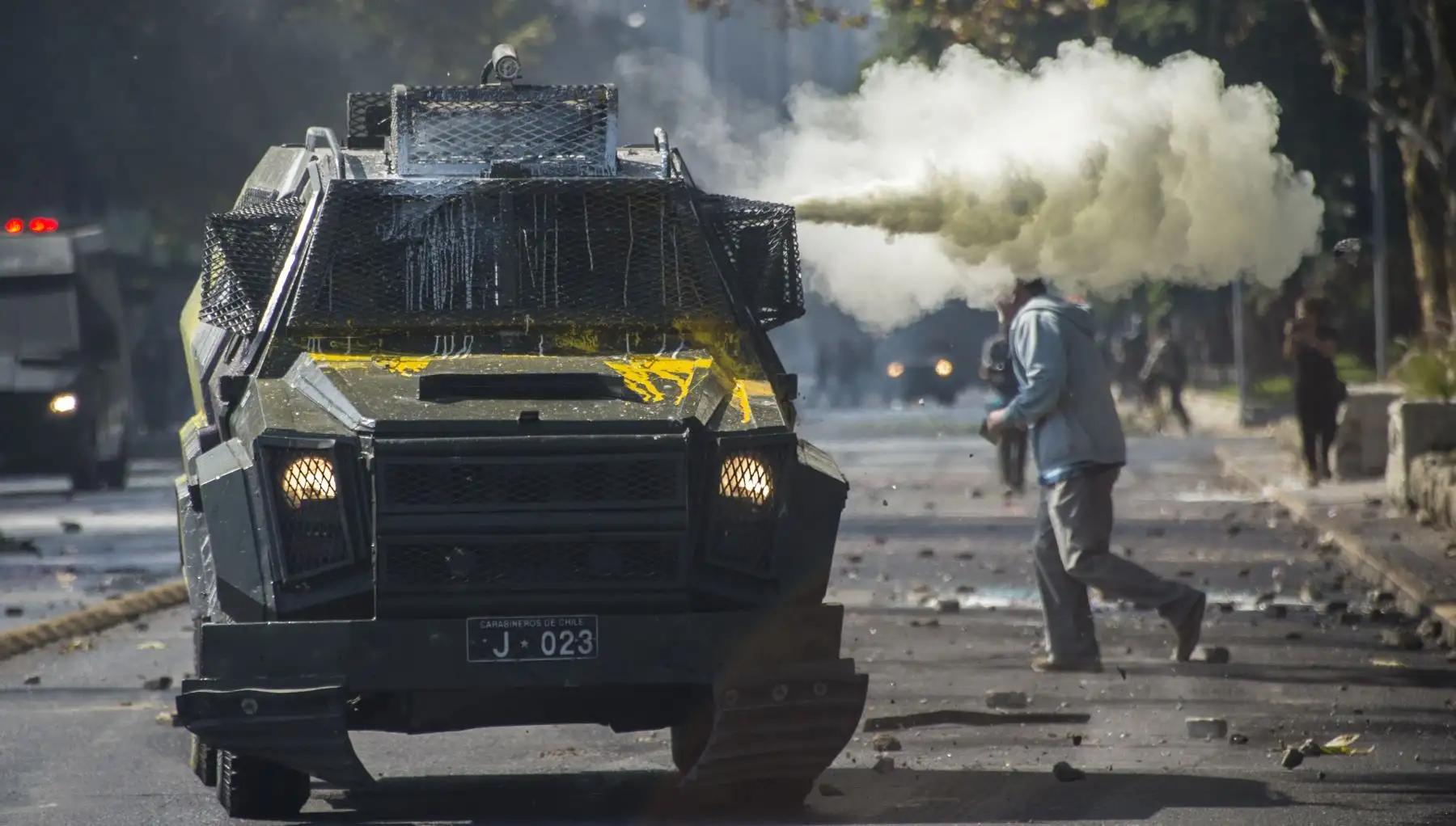 La policía antidisturbios intenta dispersar a los estudiantes que protestan contra la lentitud en el progreso de la reforma educativa chilena, en Santiago. AFP