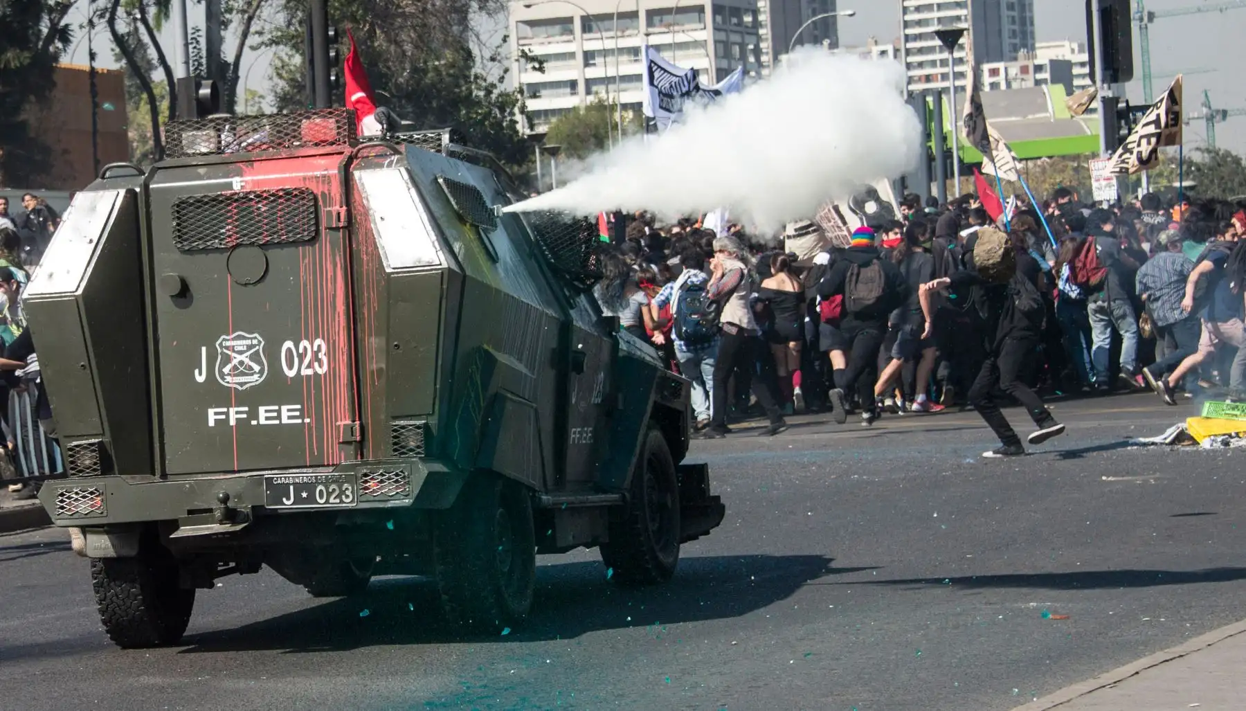 La policía antidisturbios intenta dispersar a los estudiantes que protestan contra la lentitud en el progreso de la reforma educativa chilena, en Santiago. AFP
