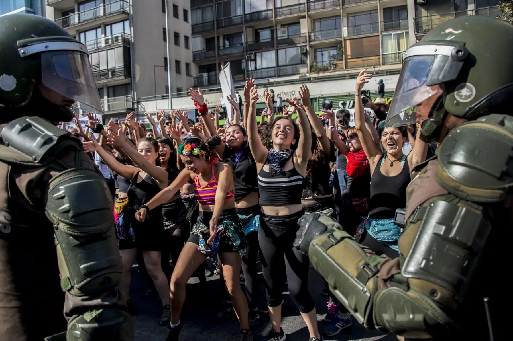 La policía antidisturbios intenta dispersar a los estudiantes que protestan contra la lentitud en el progreso de la reforma educativa chilena, en Santiago. AFP