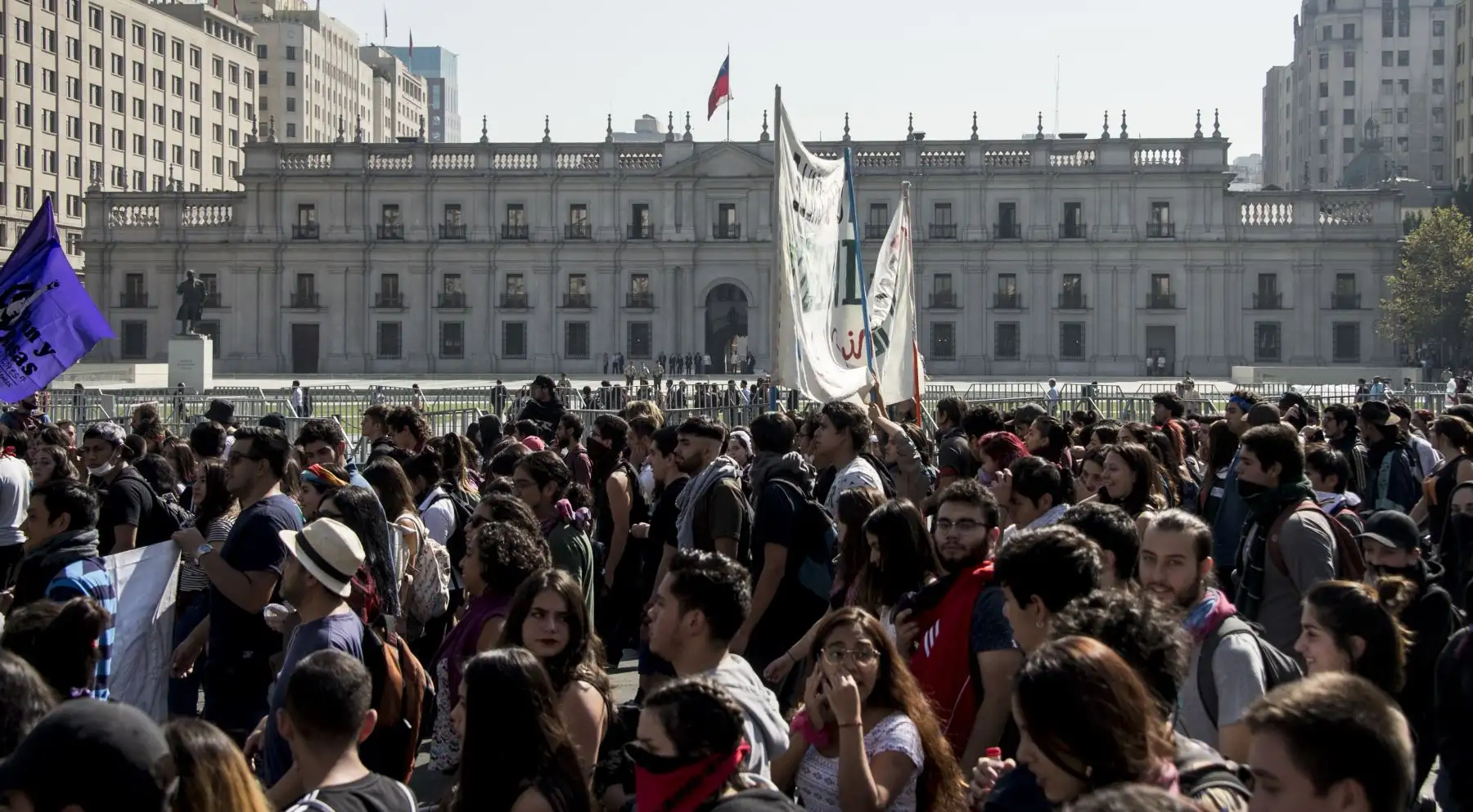Estudiantes marchan frente al palacio presidencial de La Moneda mientras protestan contra la lentitud en el progreso de la reforma educativa chilena, en Santiago. AFP
