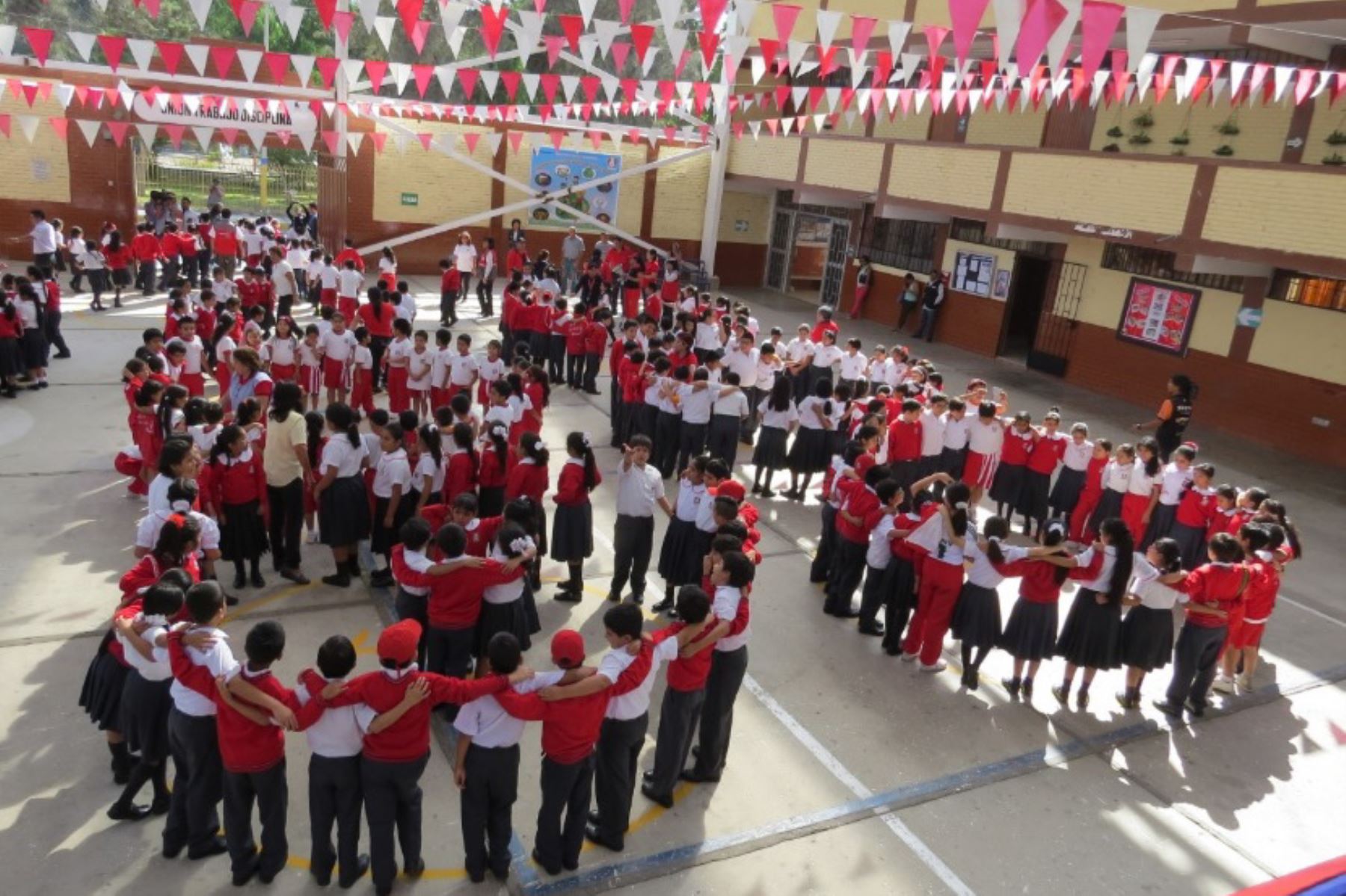 Más de 300,000 estudiantes de inicial, primaria y secundaria de 3,500 instituciones educativas públicas y privadas de la región Lambayeque participan hoy en el primer simulacro de sismo programado para este año, de acuerdo a lo establecido por el Ministerio de Educación.