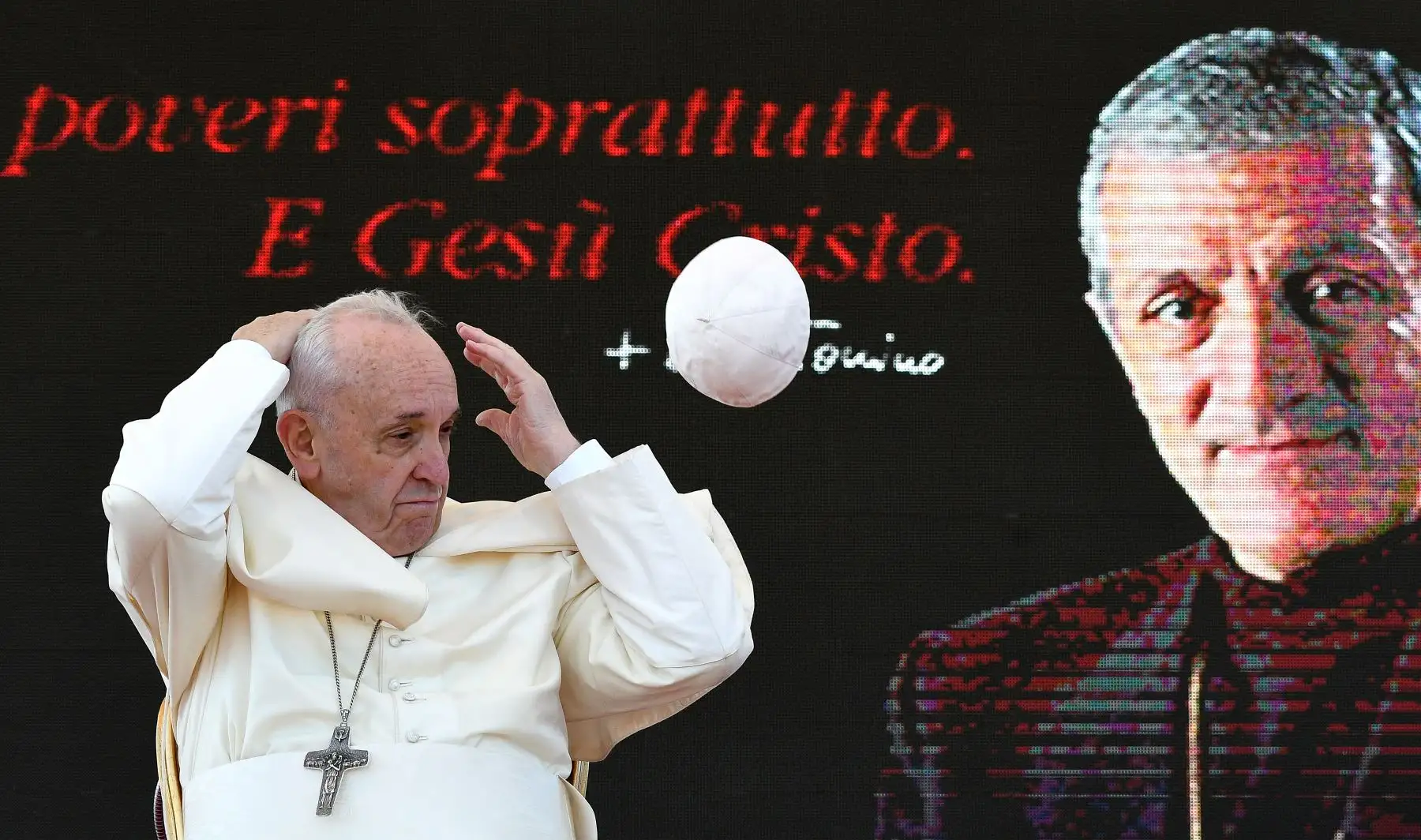 Zucchetto del Papa Francisco es arrastrado por una ráfaga de viento mientras asiste a la ceremonia de conmemoración del 25 aniversario de la muerte de Don Tonino Bello en Alessano. Foto: AFP