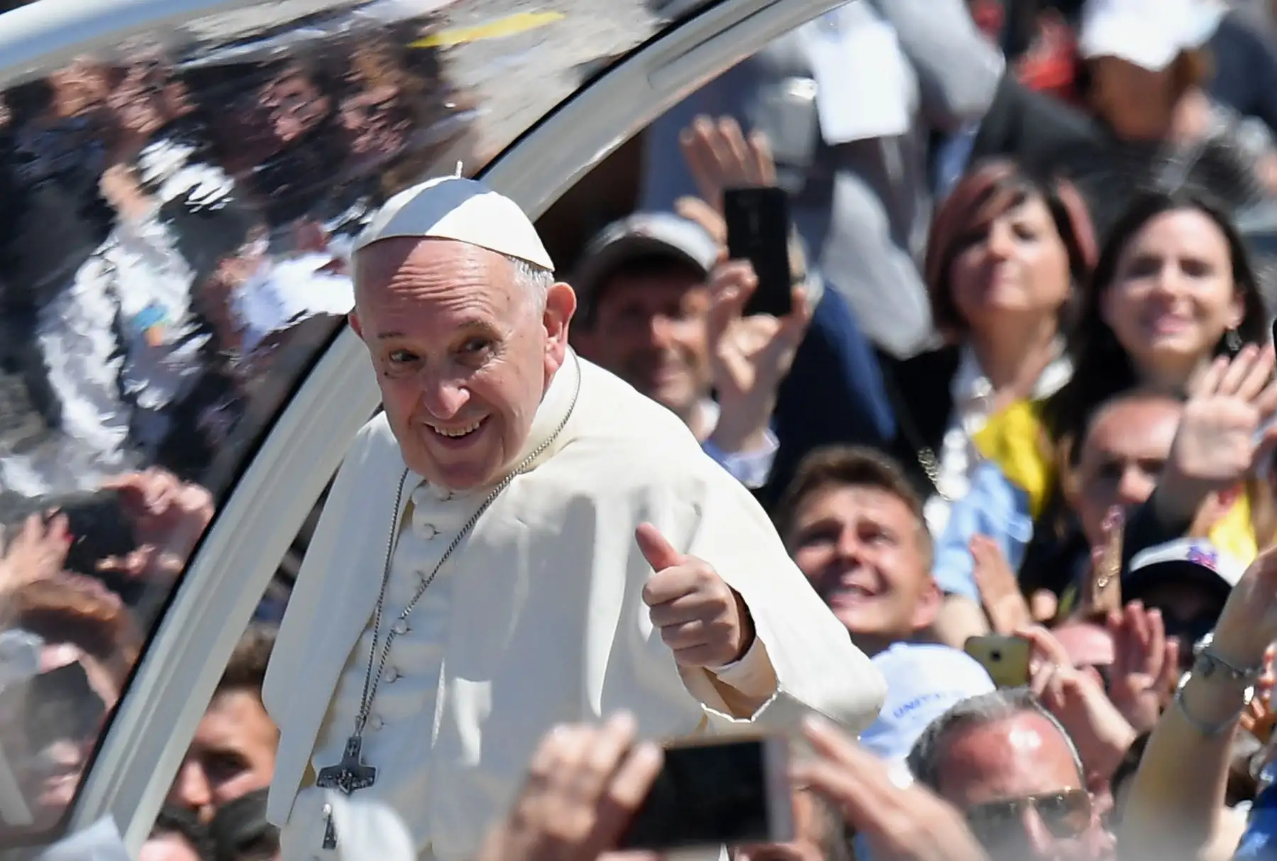 Papa Francisco saludando a los creyentes cuando llega a la ceremonia de conmemoración del 25 aniversario de la muerte de Don Tonino Bello en Alessano. AFP